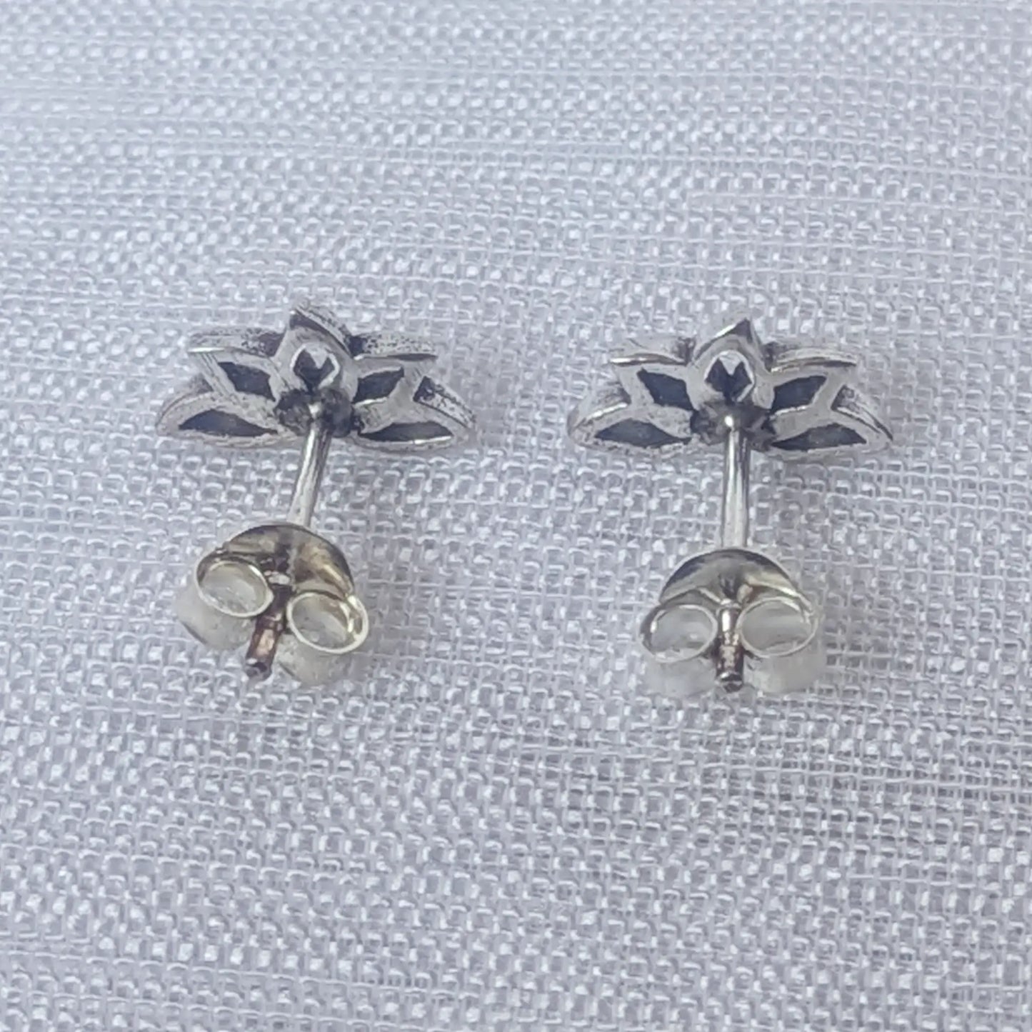 Rückseite der 925 Silber Lotosblüten-Ohrstecker inklusive Echtsilber-Stempel und Verschluss.