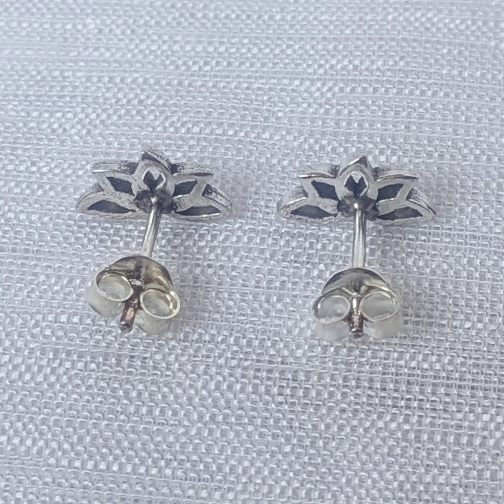 Rückseite der 925 Silber Lotosblüten-Ohrstecker inklusive Echtsilber-Stempel und Verschluss.