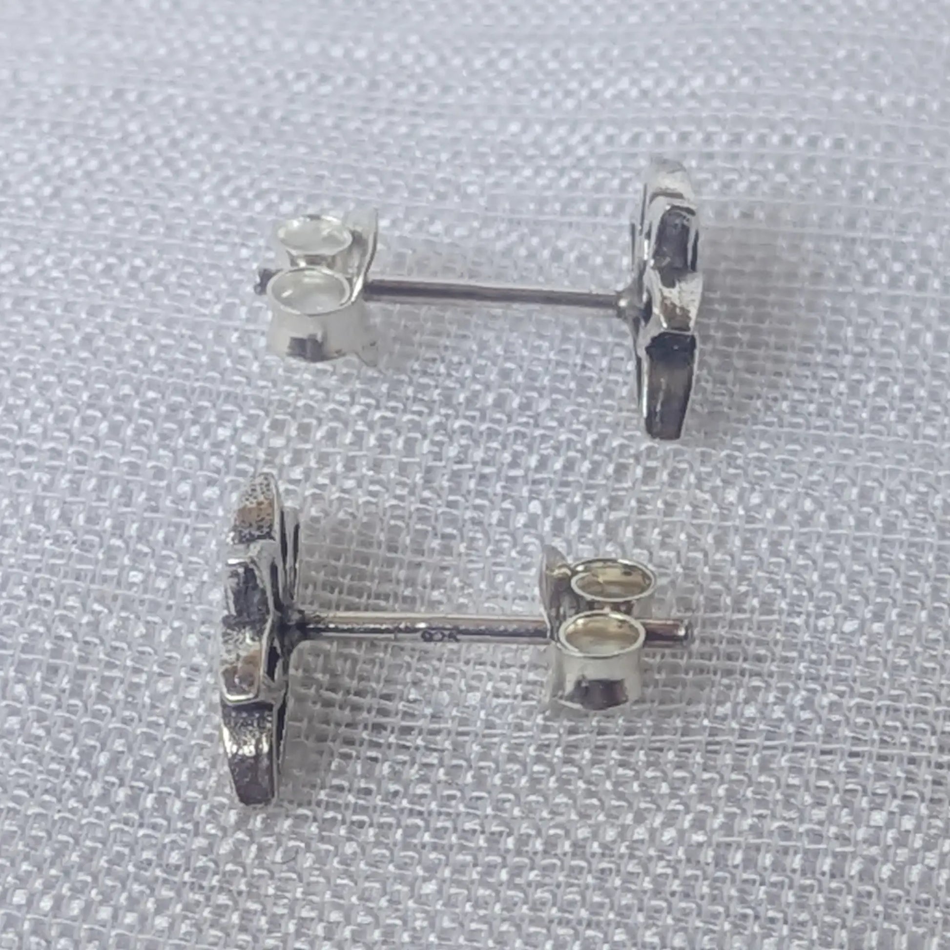 Seitenansicht der Lotus Ohrstecker 925 Silber mit Steckerstift für das Ohrloch.