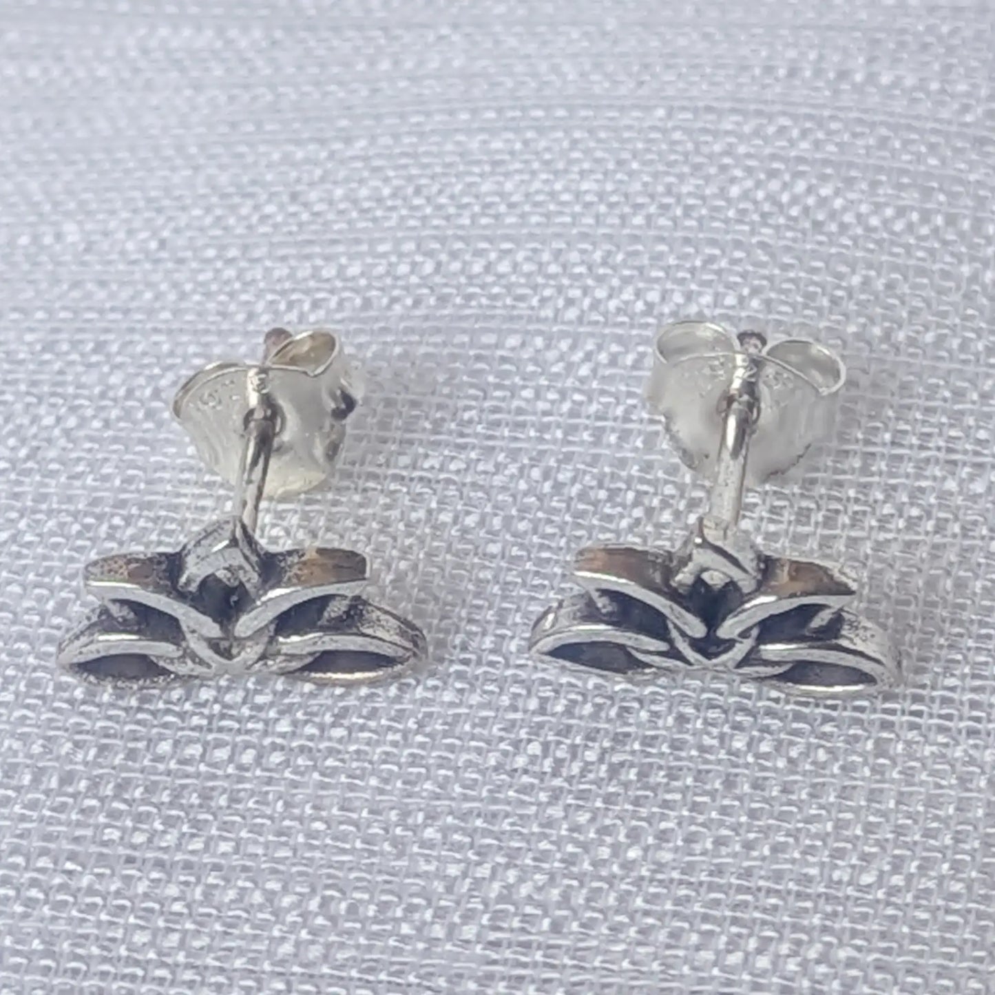 Frontalansicht der Lotosblüte Silber-Ohrstecker im minimalistischen Yoga-Schmuck-Stil.