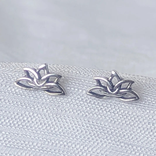 Detailreiche Nahaufnahme der Lotus Ohrstecker aus 925 Sterling Silber mit filigranem Cut-Out-Design.