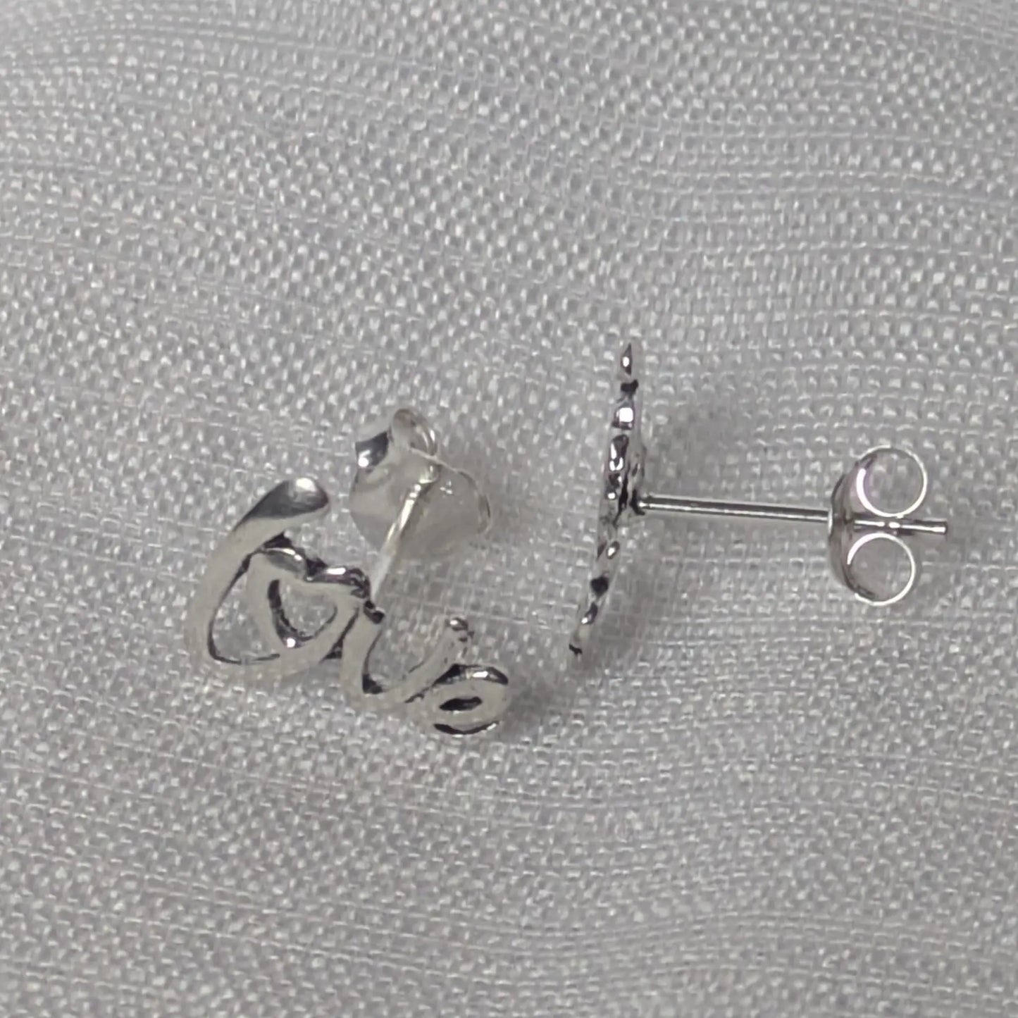 Detailaufnahme der Seitenansicht der Love-Ohrringe zur Darstellung der Materialstärke und des Stifts.