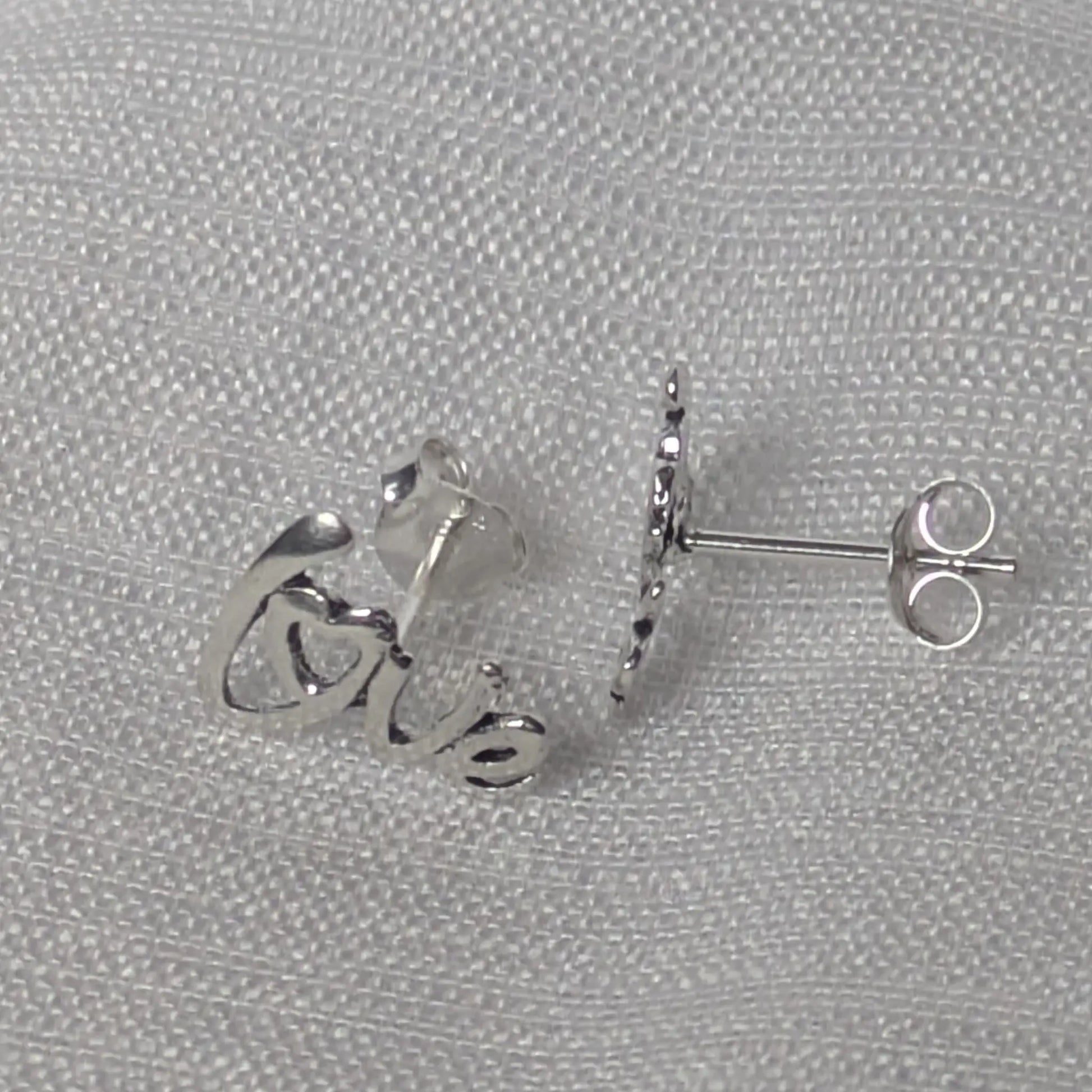 Detailaufnahme der Seitenansicht der Love-Ohrringe zur Darstellung der Materialstärke und des Stifts.