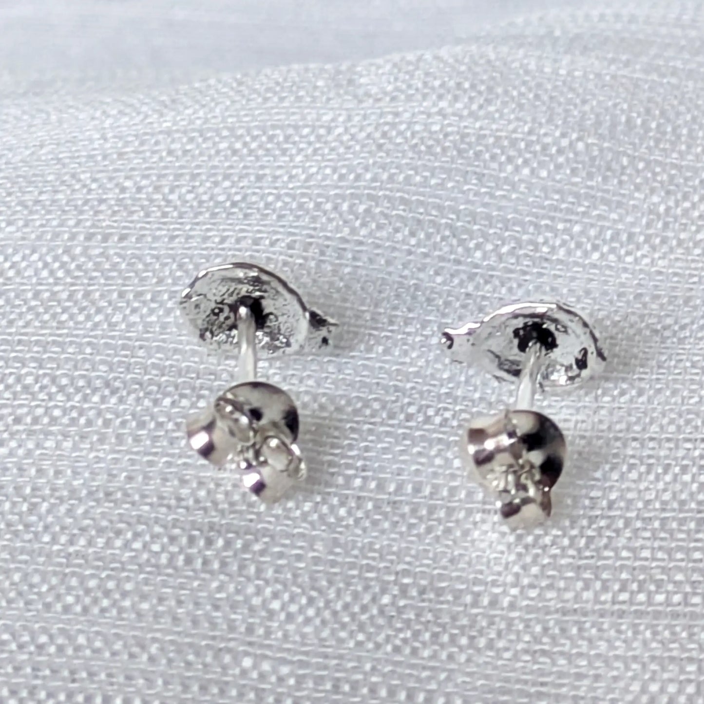 Rückseite der Ohrringe mit 925 Silber-Stempel und Ohrmutter.