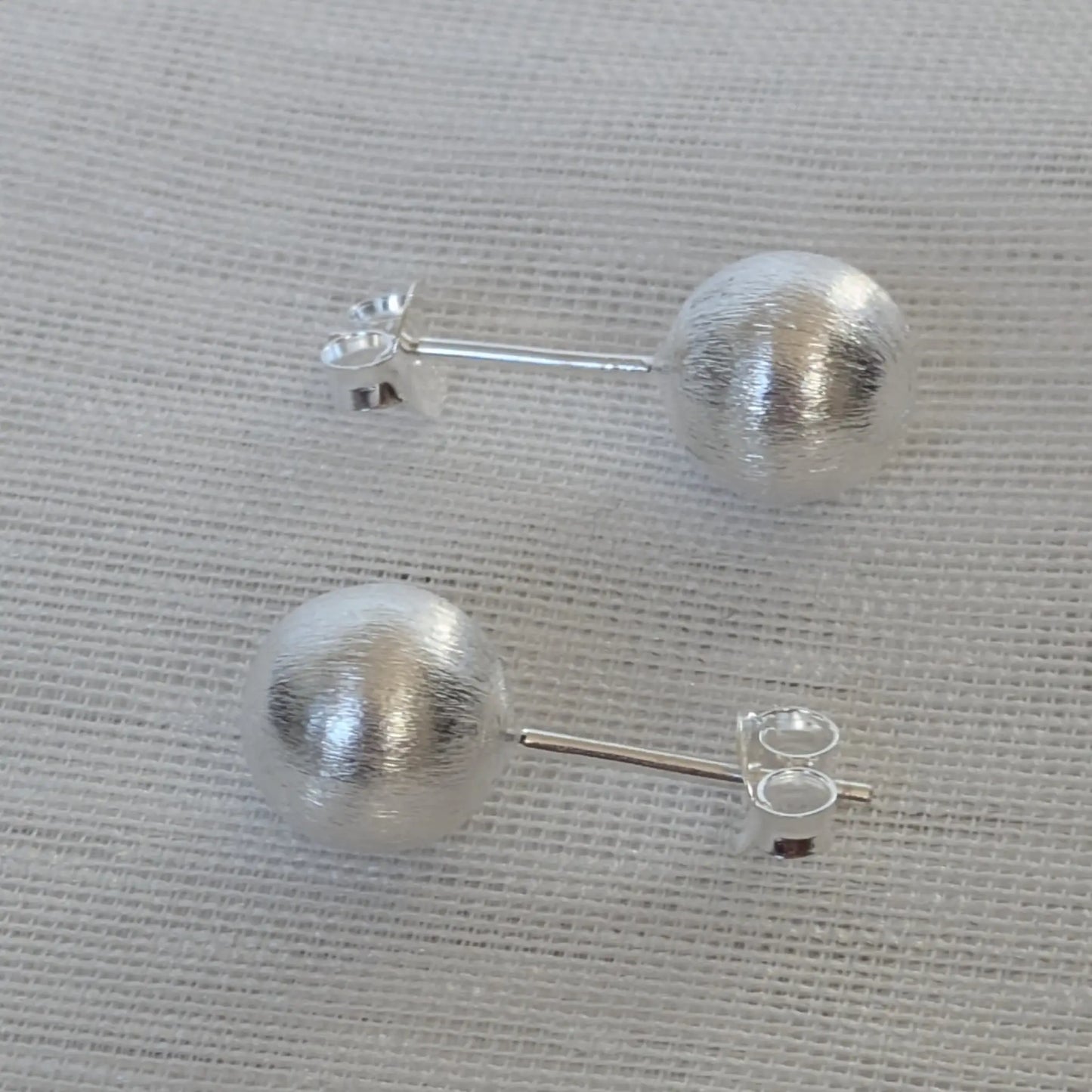 Seitenansicht der Silber-Ohrstecker zeigt den stabilen Stift und die Kugelform.