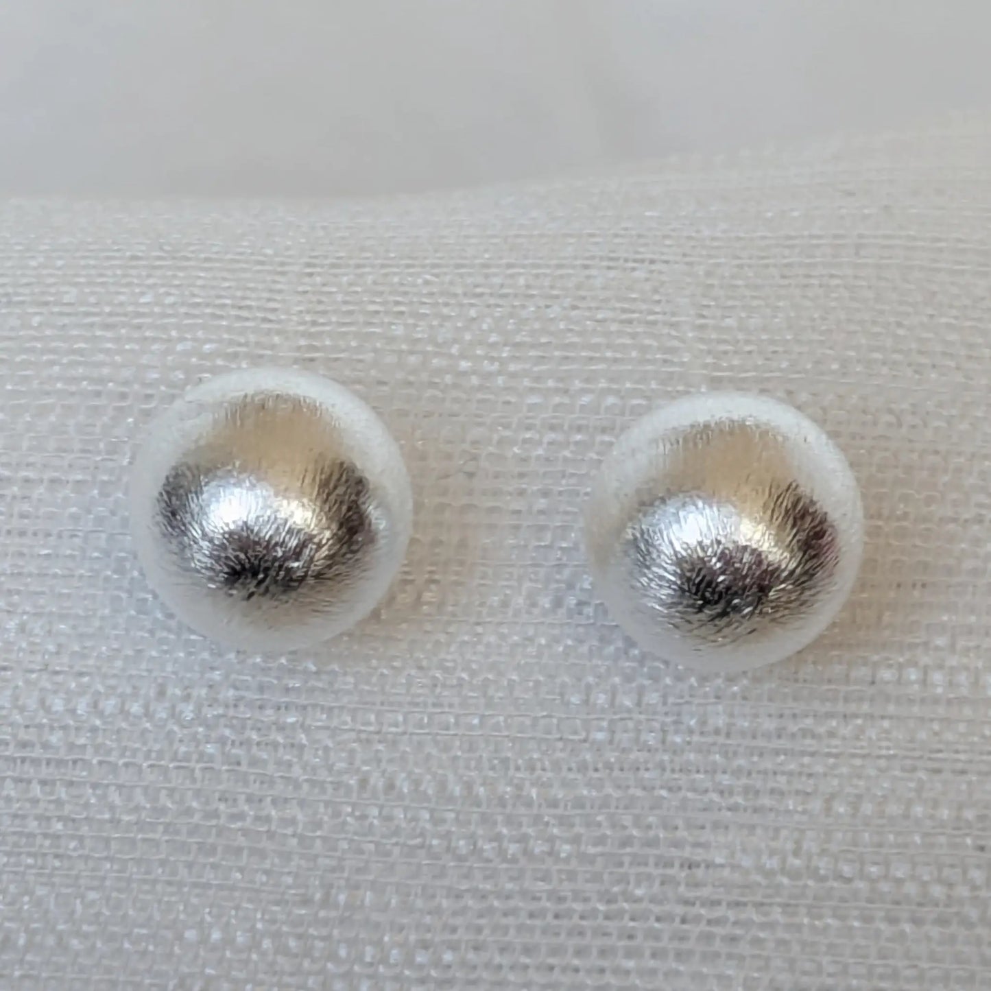 Detailansicht mattierte Kugelohrstecker aus 925 Sterling Silber mit feiner Struktur.