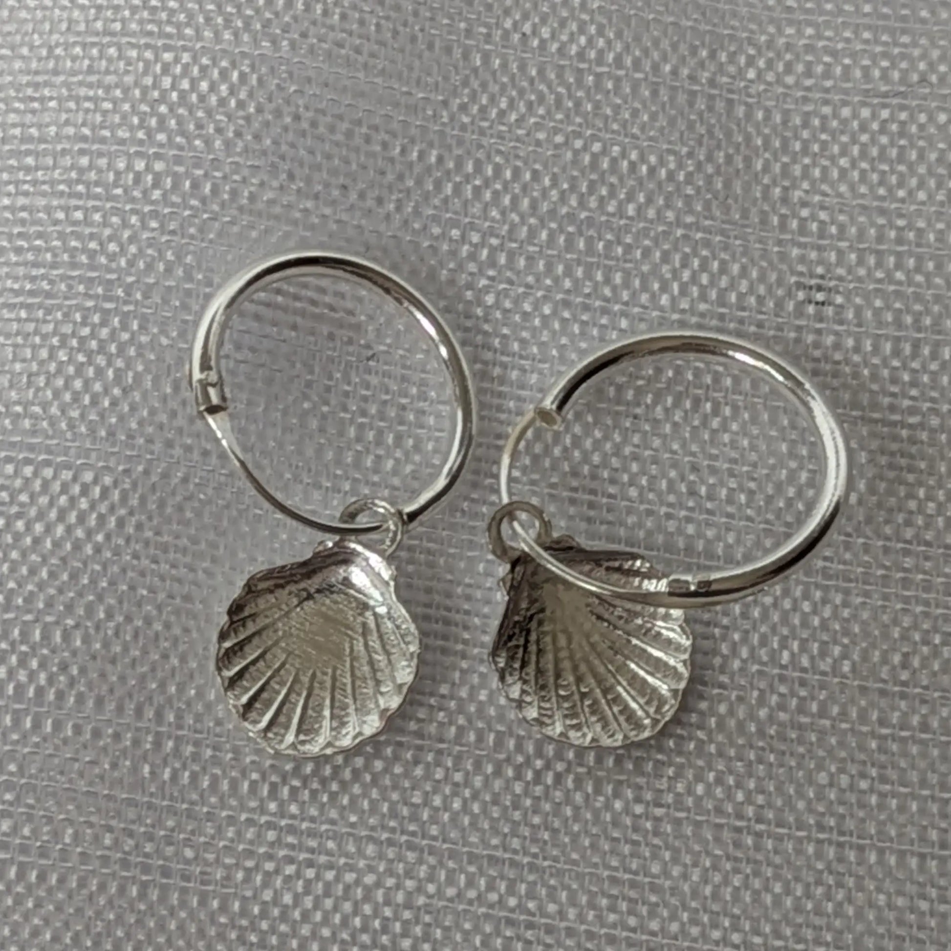 Rückansicht der Muschel Creolen mit stabilen Scharnierschließe der 925 Silber-Ohrringe
