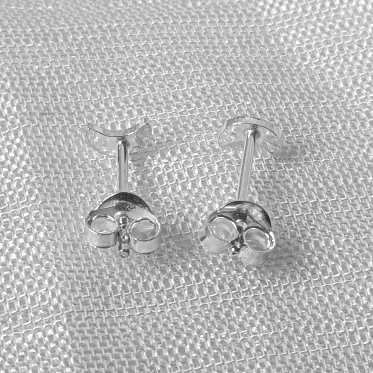 Rückansicht der kleinen Silber-Ohrstecker mit robustem Butterfly-Verschluss für sicheren Halt.