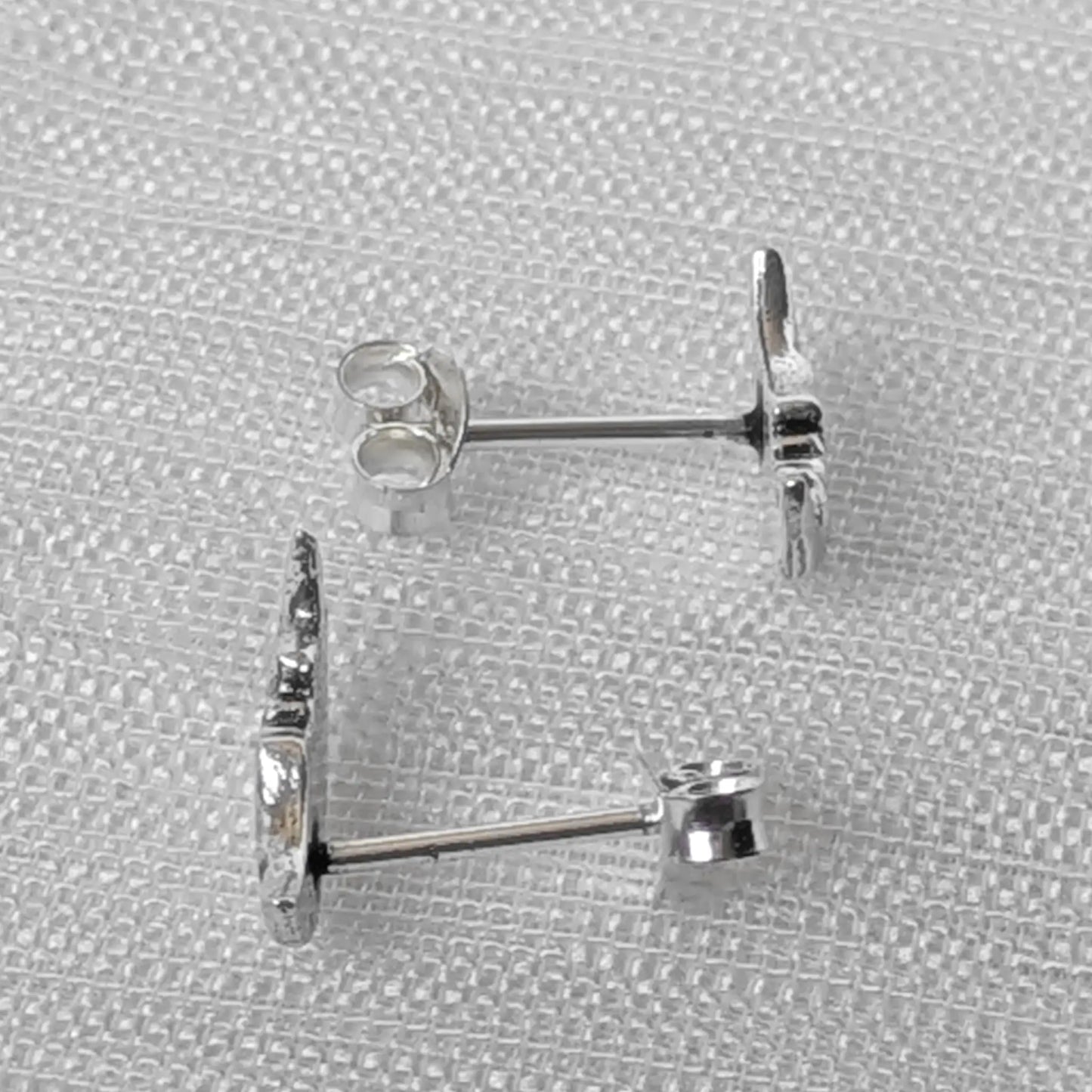 Seitliche Ansicht der Mond-Ohrstecker aus Echt-Silber, die das flache und angenehme Trageprofil zeigt.