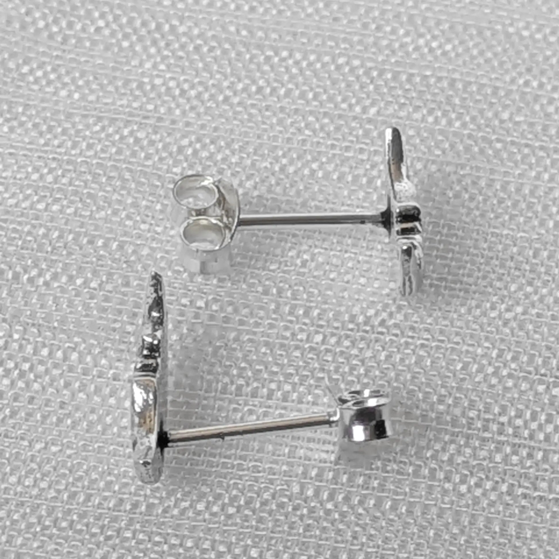 Seitliche Ansicht der Mond-Ohrstecker aus Echt-Silber, die das flache und angenehme Trageprofil zeigt.