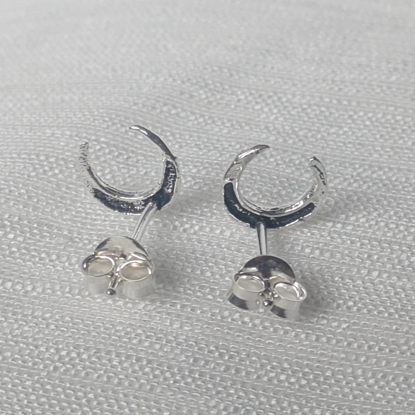 Rückseite der minimalistischen 925er Silberohrstecker mit feinem Stift und sicher schließender Ohrmutter