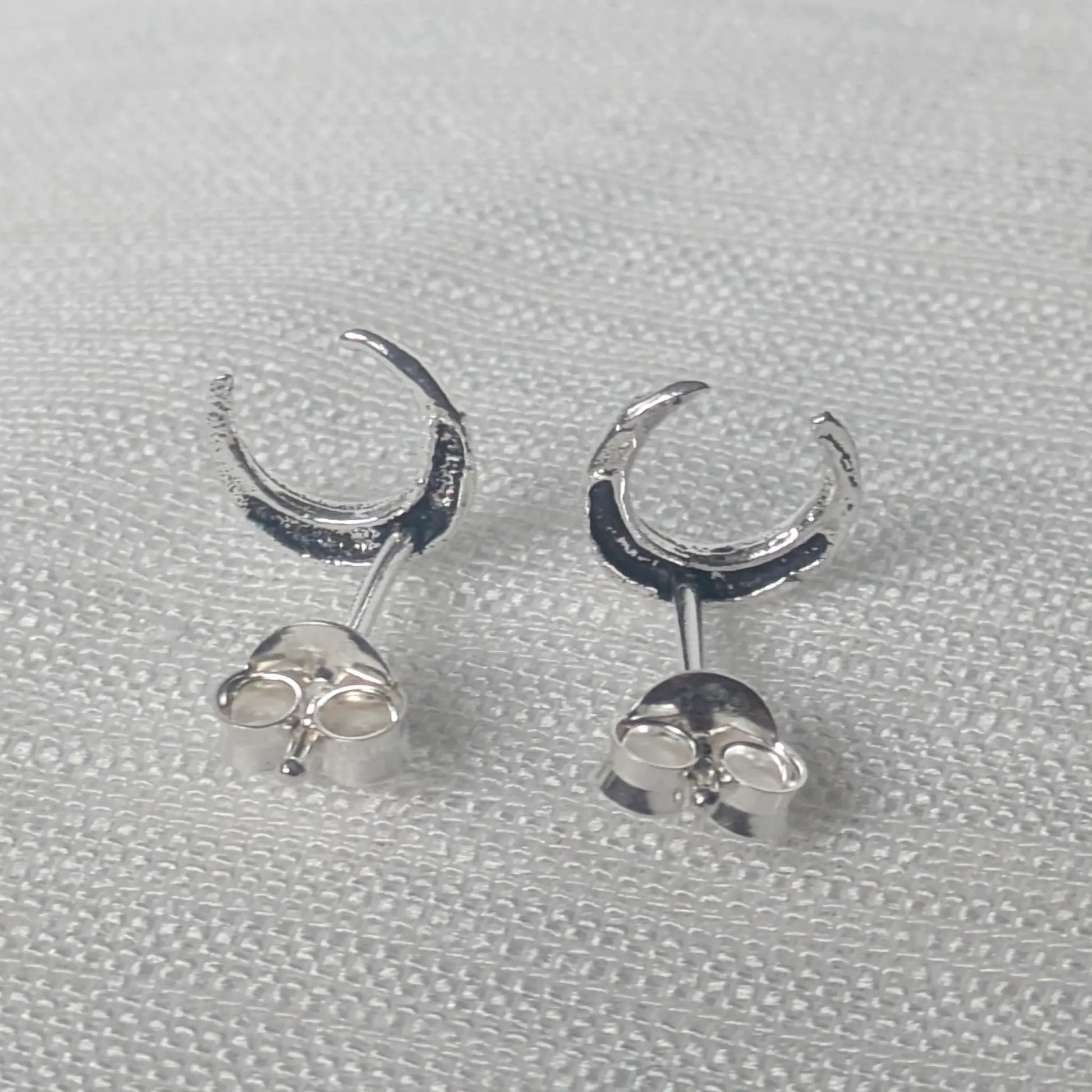 Rückseite der minimalistischen 925er Silberohrstecker mit feinem Stift und sicher schließender Ohrmutter