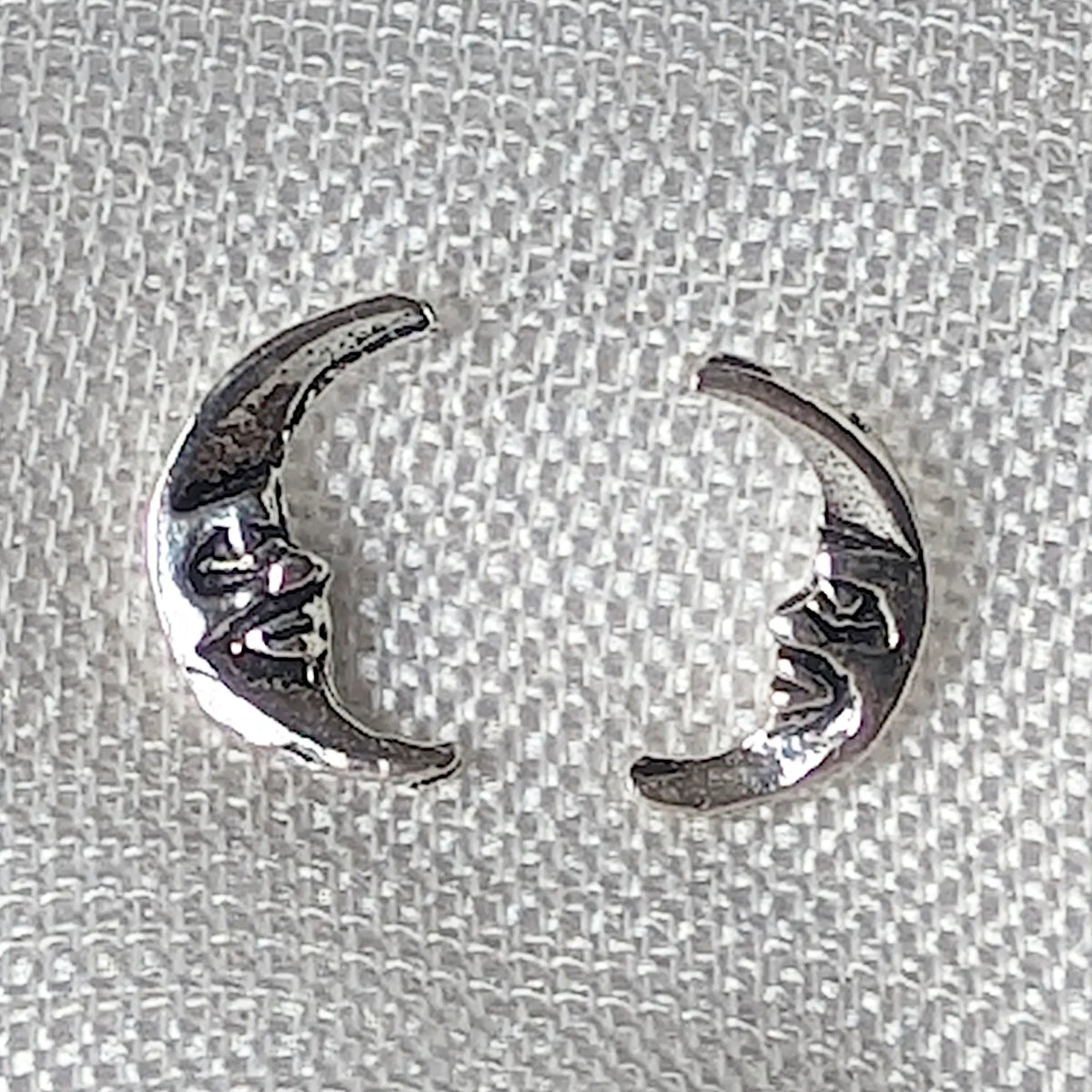 Mondgesicht Ohrstecker aus 925 Sterling Silber in detailreicher Nahaufnahme mit glänzend polierter Oberfläche