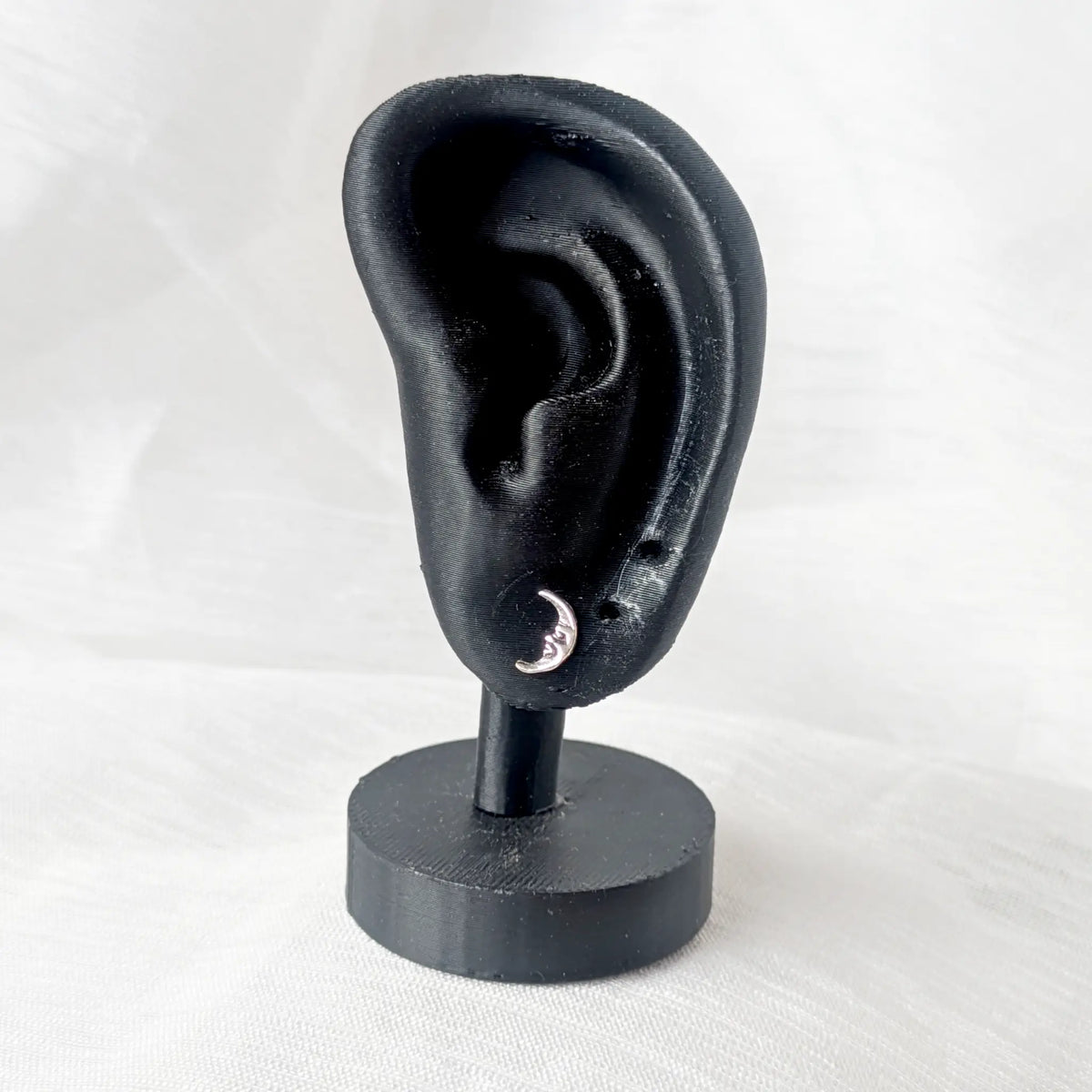 Mondgesicht Ohrstecker aus 925 Sterling Silber präsentiert auf schwarzem Ohrschmuck-Display