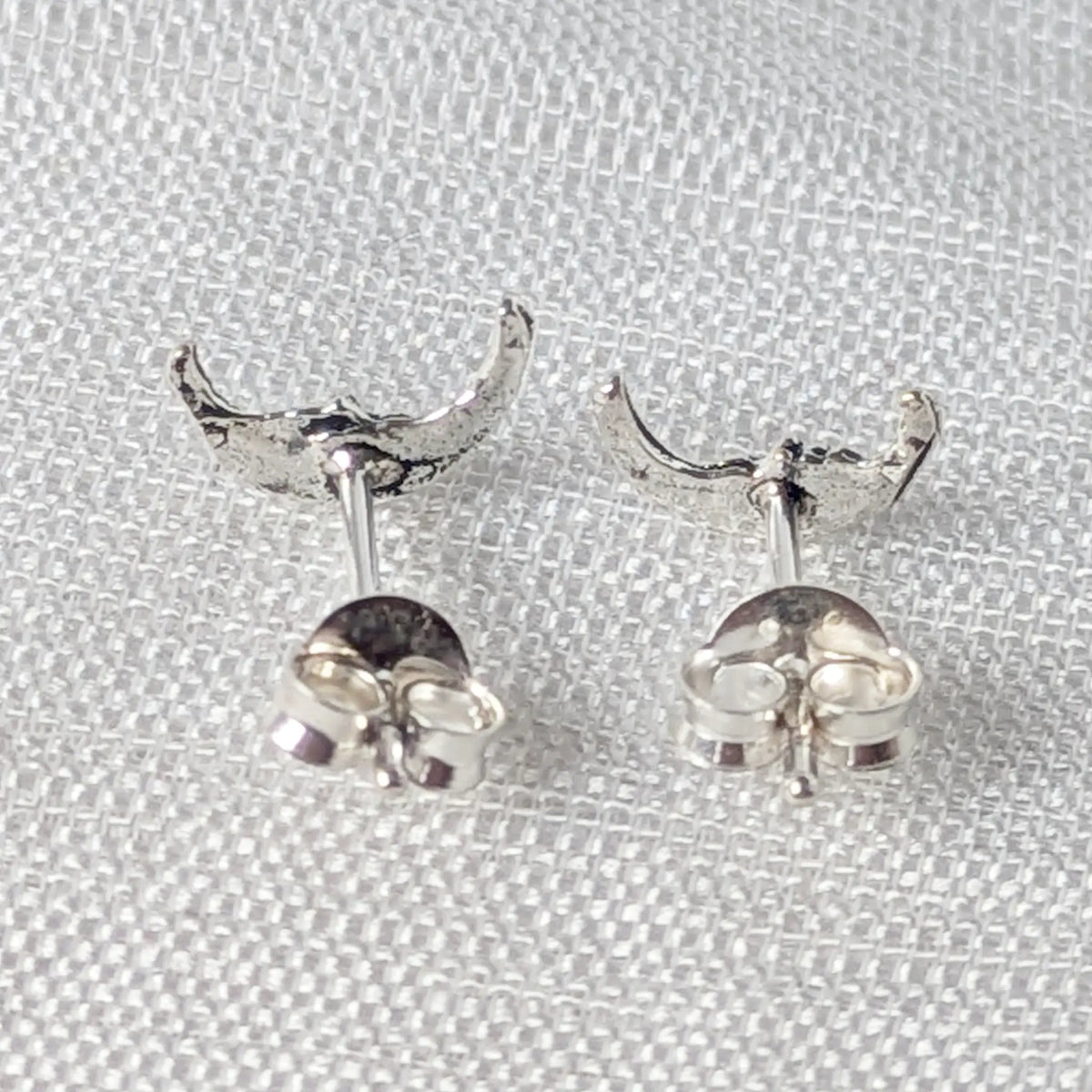 Rückseite der Mondgesicht Ohrstecker aus 925 Silber mit Ohrstecker-Verschluss