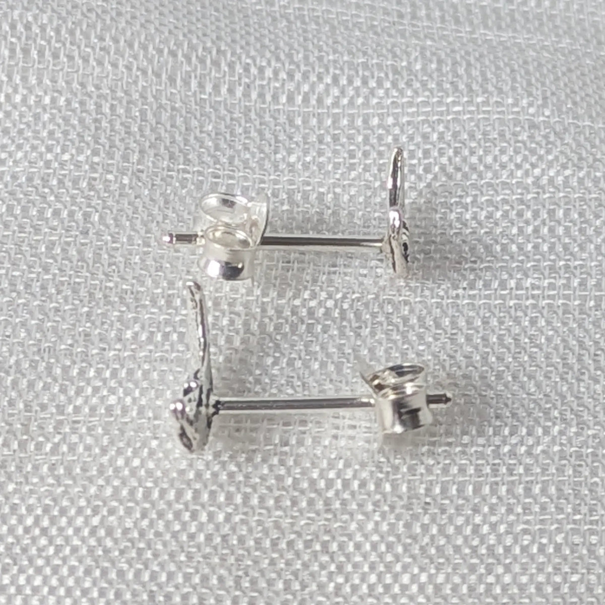 Kleine Mond Ohrstecker aus Sterling Silber in Seitenansicht mit filigraner Verarbeitung