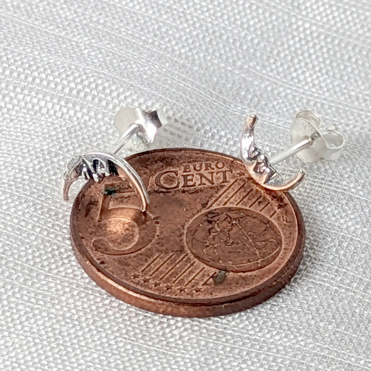 925 Silber Mond Ohrstecker auf einer 5-Cent-Münze zum Größenvergleich fotografiert