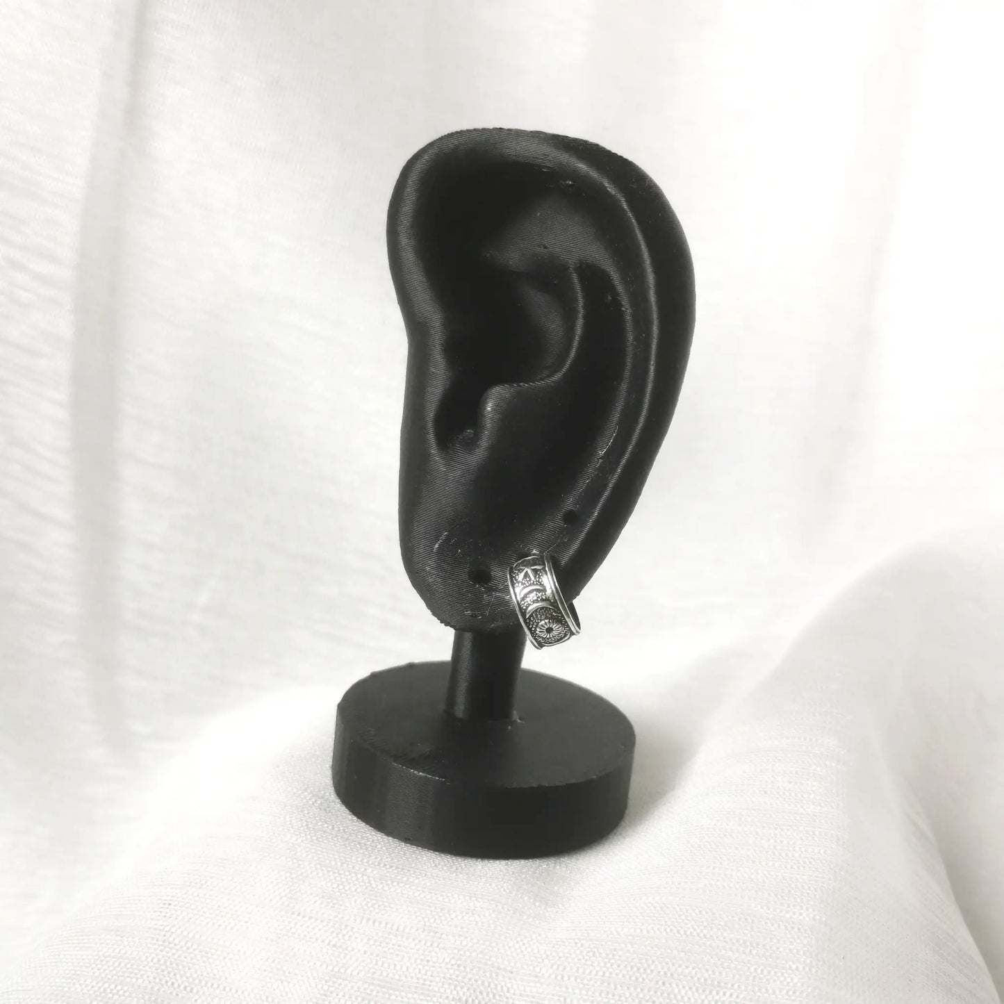 Mystische Sonne Mond Ear Cuff aus Silber getragen am Ohrläppchen eines Displays