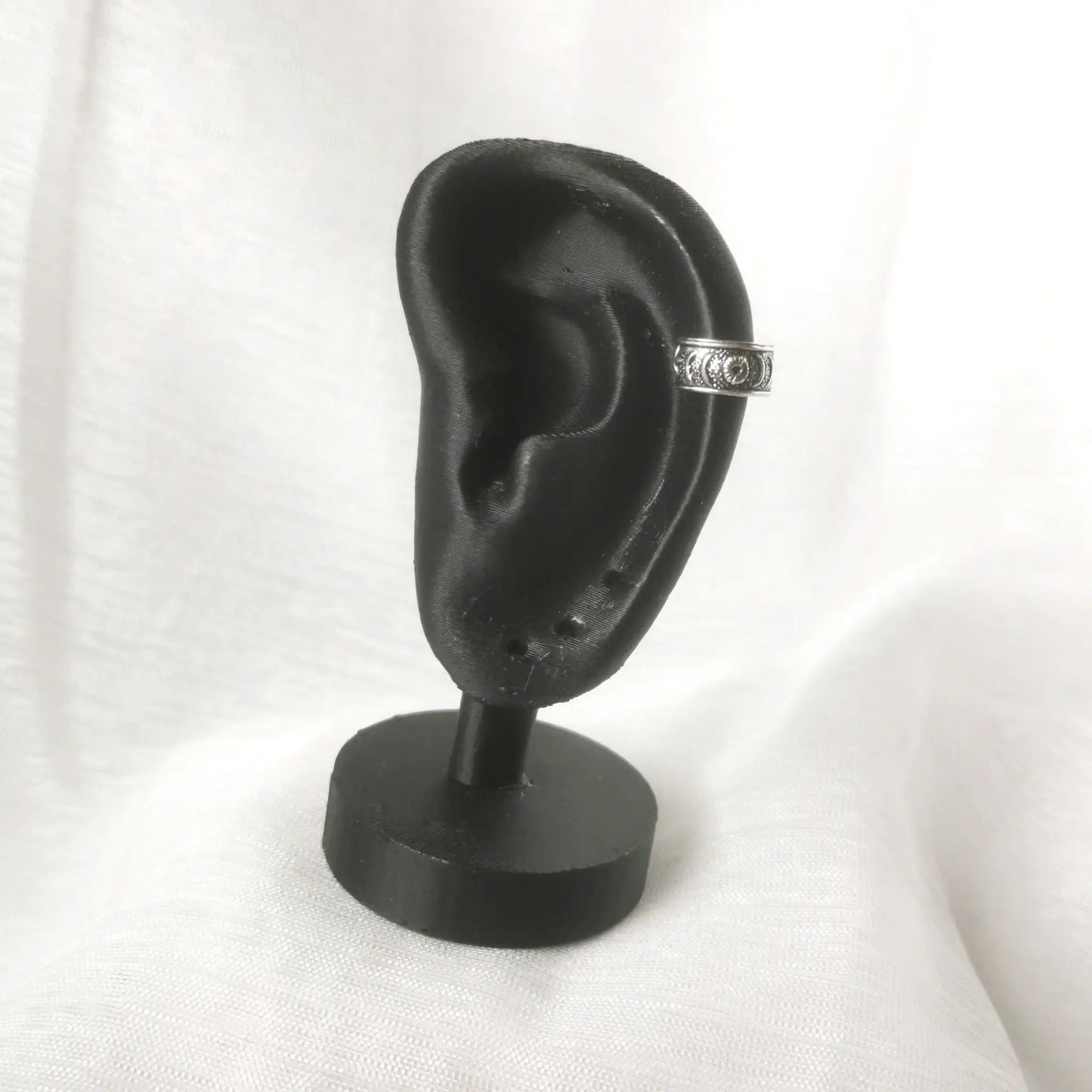 Mystische Sonne Mond Ear Cuff aus Silber getragen an der oberen Ohrmuschel eines Displays