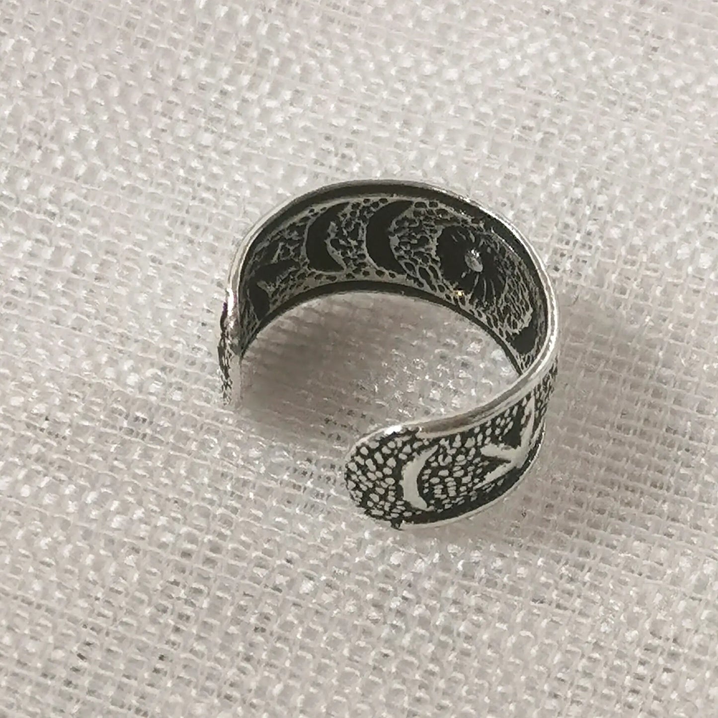 Seitenansicht der gemusterten Ohrmanschette aus Sterling Silber im Gothic-Stil.