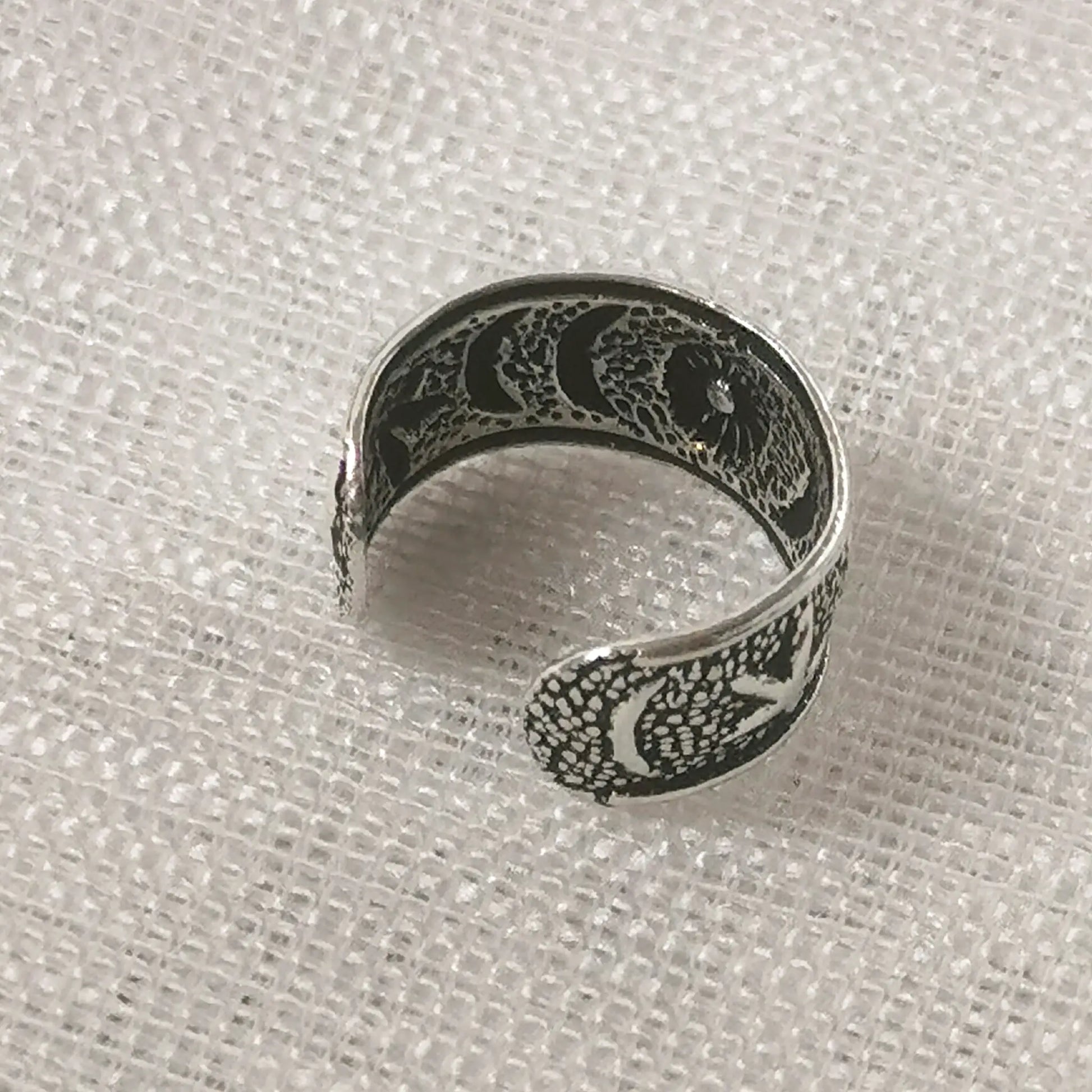 Seitenansicht der gemusterten Ohrmanschette aus Sterling Silber im Gothic-Stil.