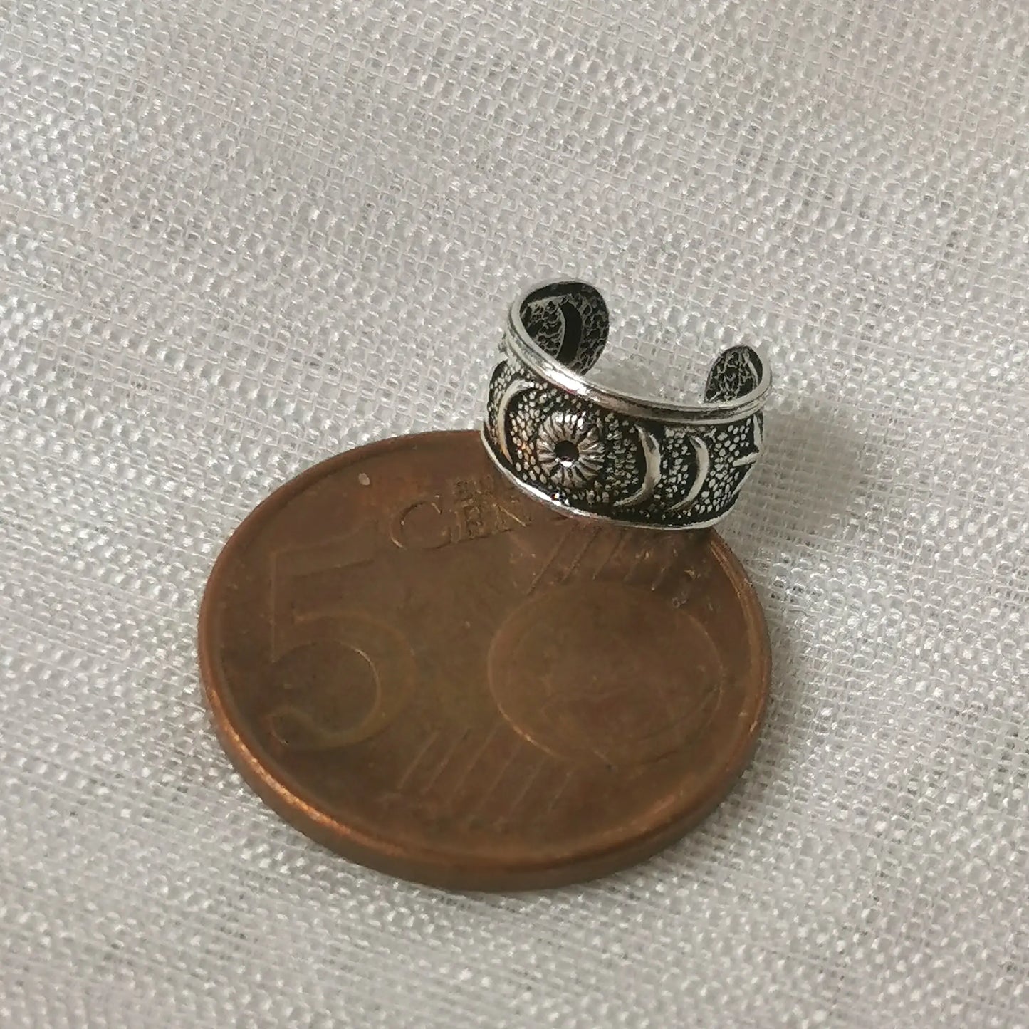 Größenvergleich: Breite Wicca Silber Ear Cuff platziert auf einer 5-Cent-Münze