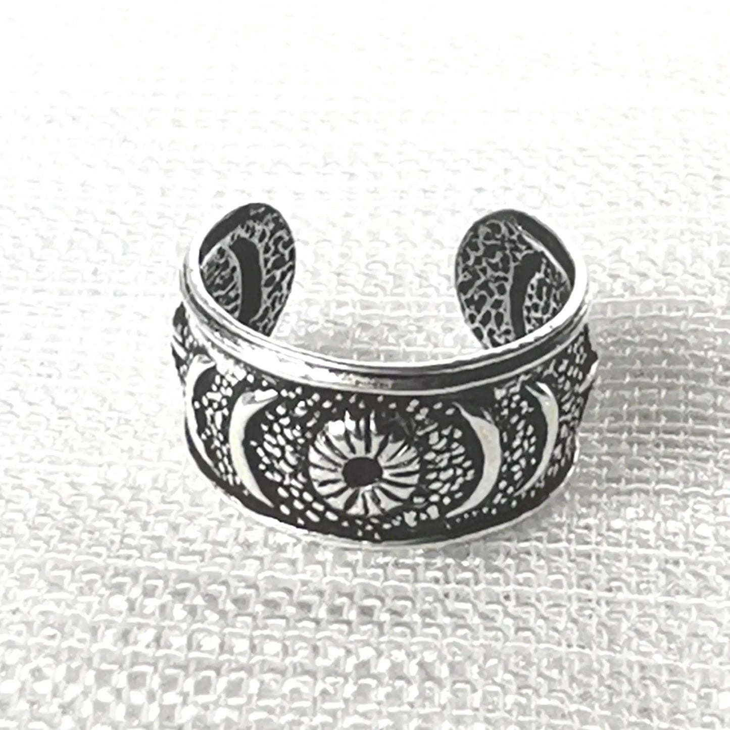 Nahaufnahme der breiten 925 Silber Ear Cuff mit Sonne und Mondphasen.