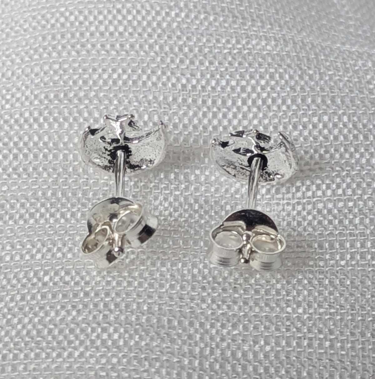 Rückseite der 925 Silber Ohrstecker Mond Stern mit sicherem Butterfly-Verschluss