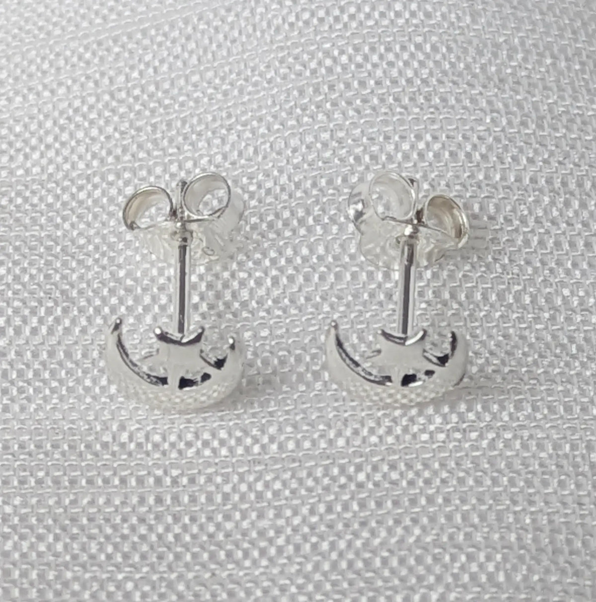Frontalansicht zierliche Silber Ohrstecker mit poliertem Halbmond und Stern Motiv