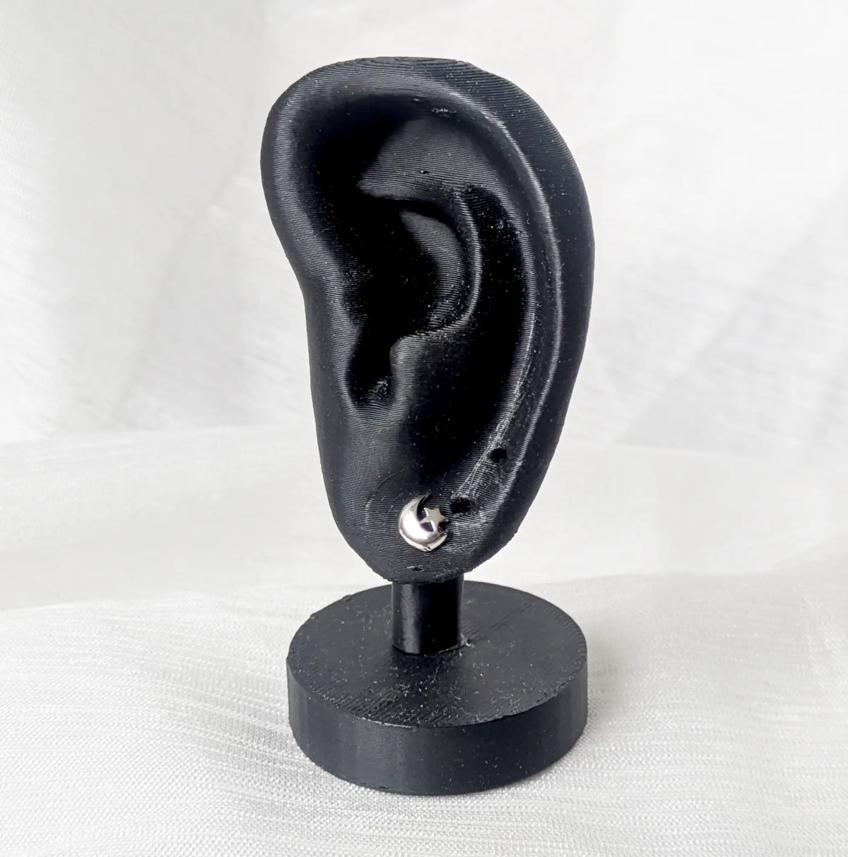 Kleine Mond und Stern Silber Ohrstecker getragen an einem schwarzen Ohr-Display zur Größenveranschaulichung