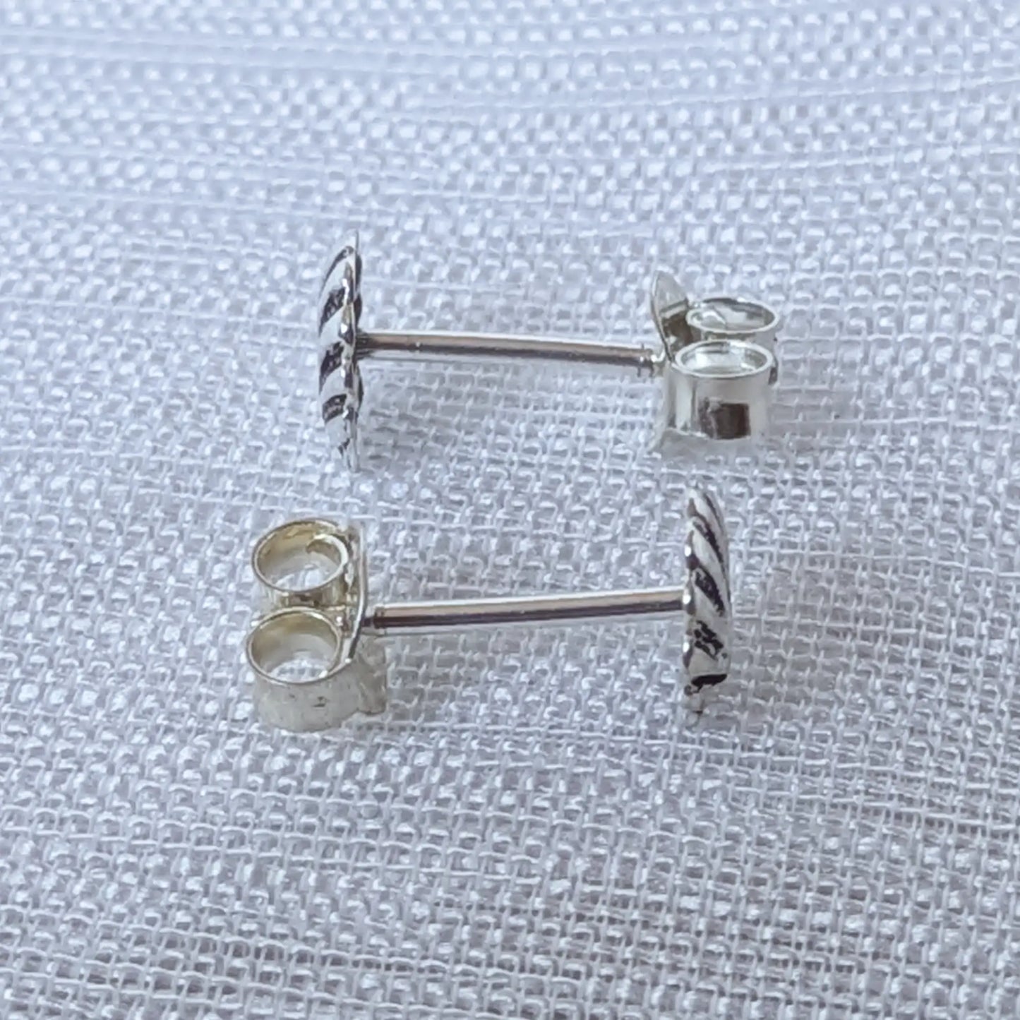 Seitenansicht Muschel Ohrstecker Silber mit Stift und Feingehaltstempel