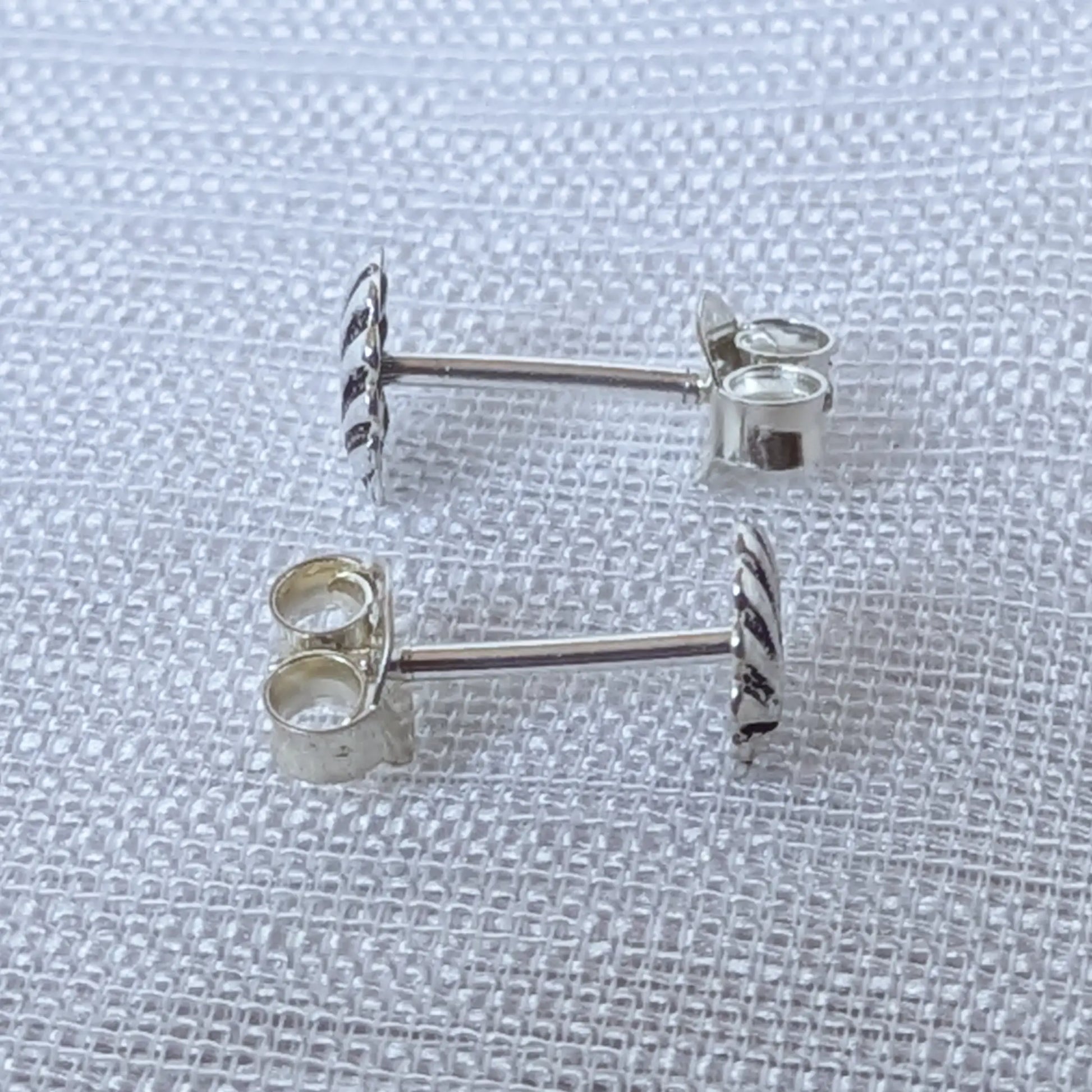 Seitenansicht Muschel Ohrstecker Silber mit Stift und Feingehaltstempel