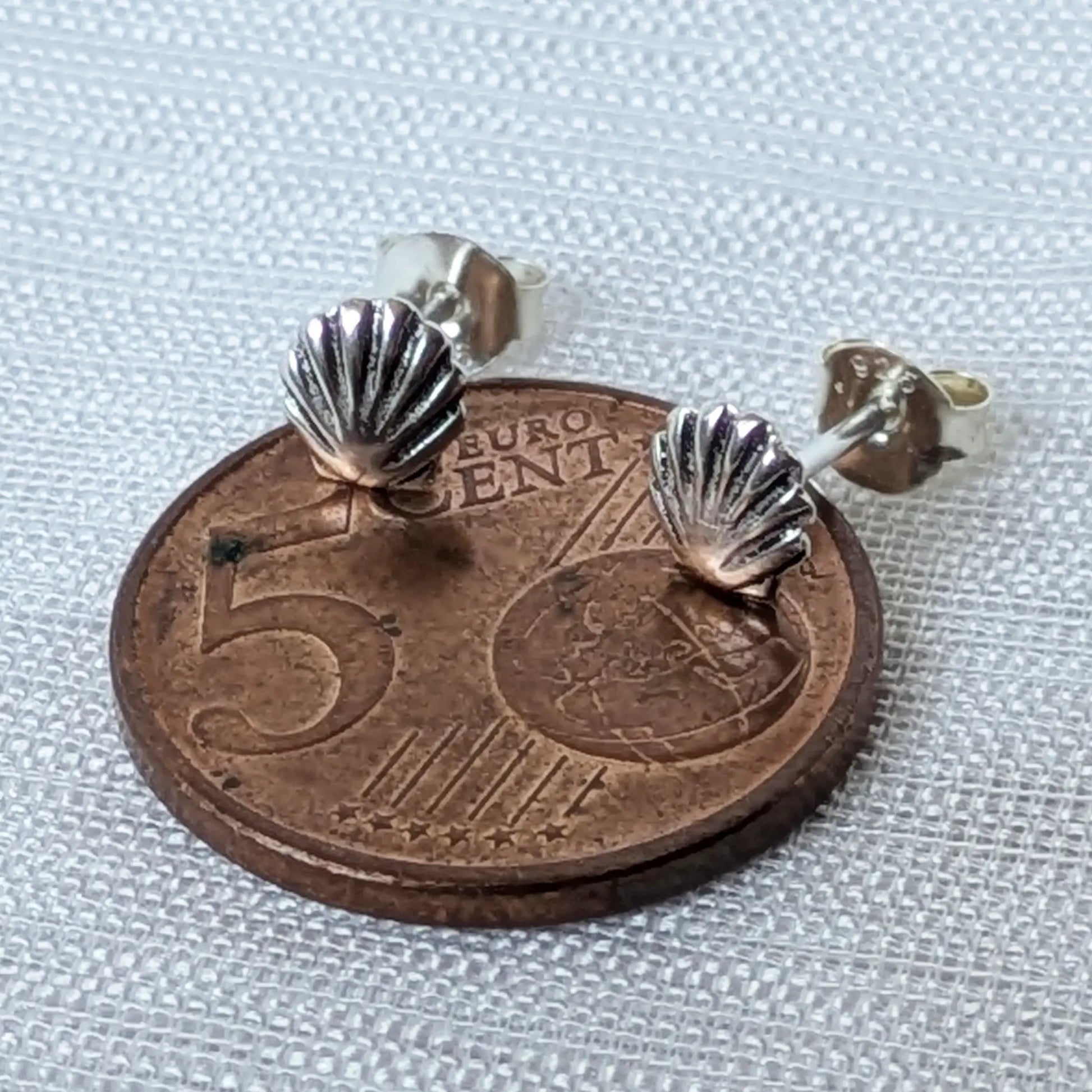 Maritime Muschel Ohrstecker aus 925 Silber im Größenvergleich auf 5-Cent-Münze