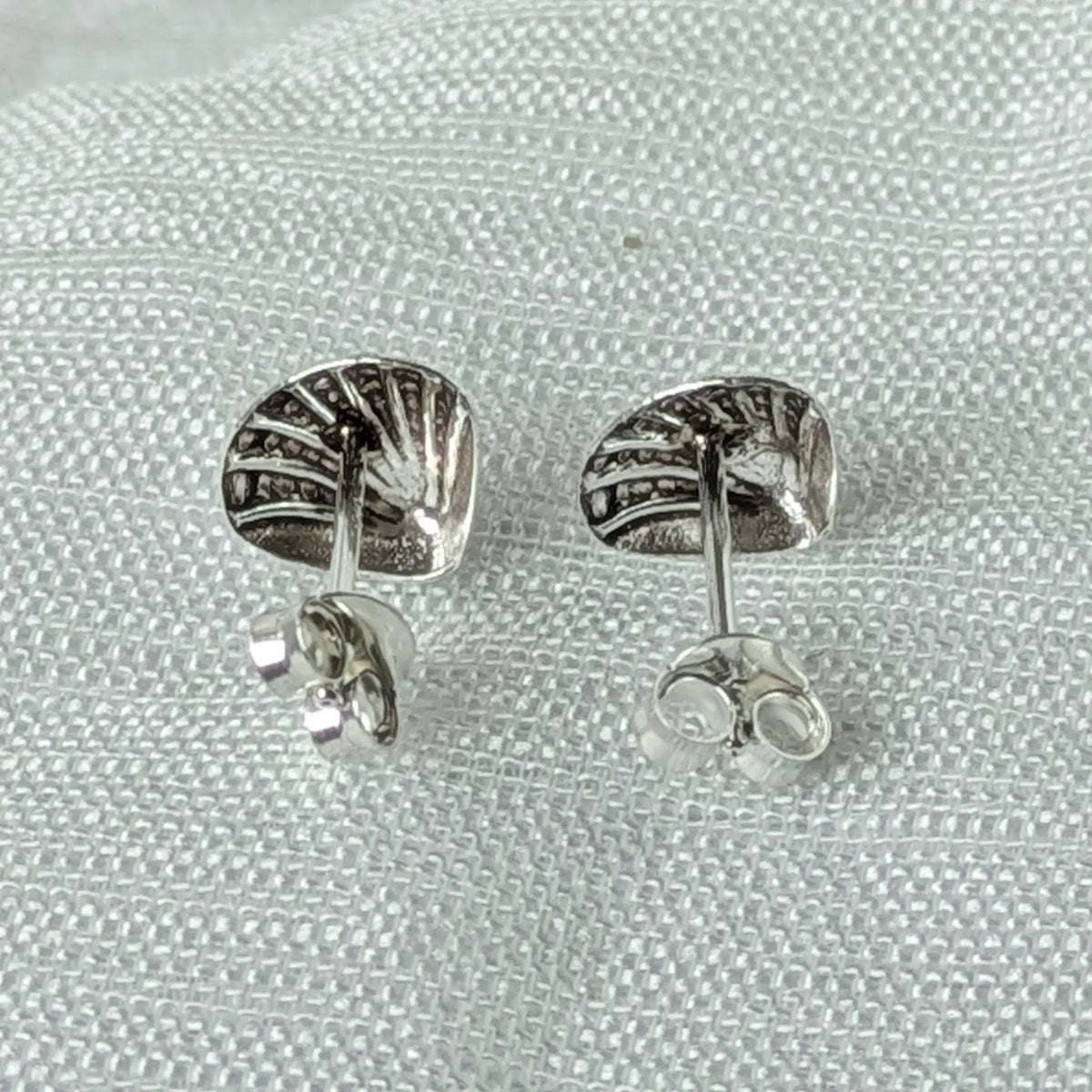 Rückansicht der 925 Silber Muschel-Ohrstecker mit Fokus auf den Stift und den sicheren Butterfly-Verschluss.