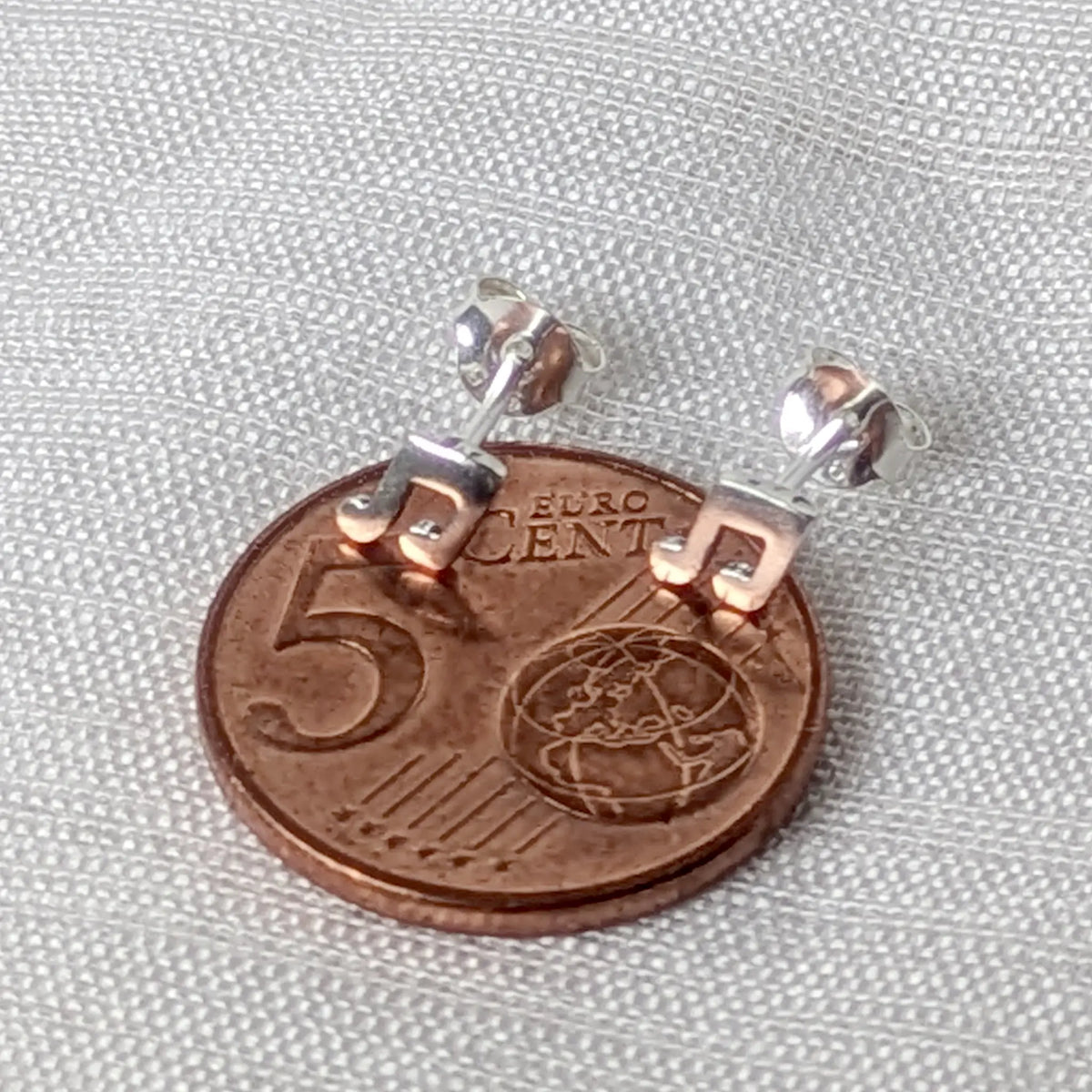 Größenvergleich: Noten Ohrstecker 925 Silber auf 5-Cent-Münze, dezent und klein