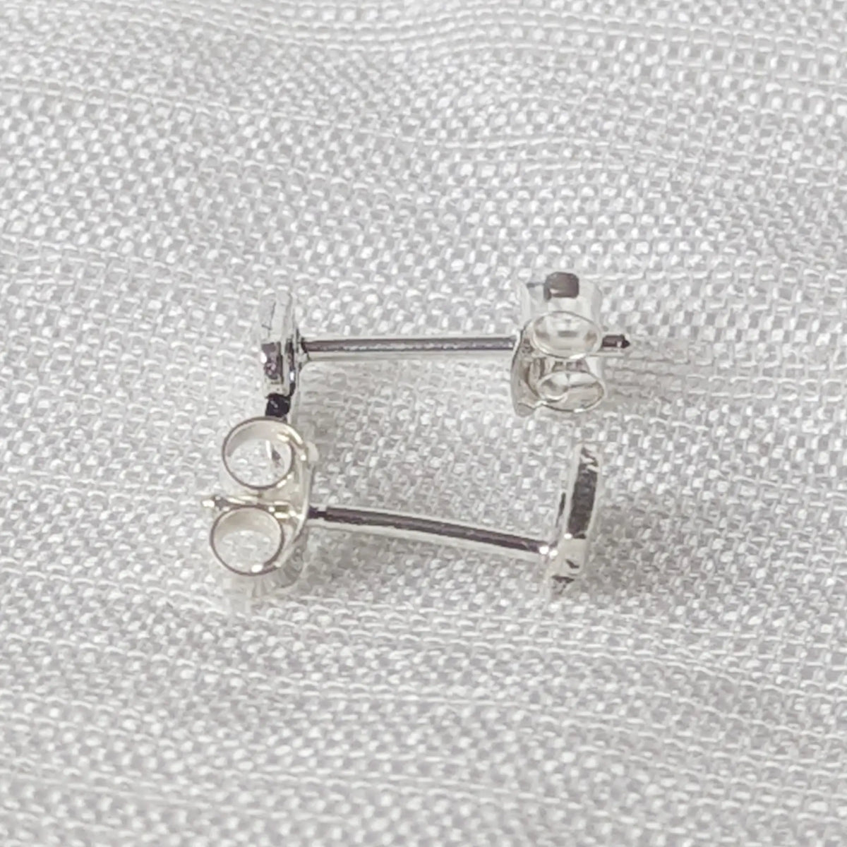 Seitenansicht kleiner Noten-Ohrstecker aus 925 Silber mit Steckerstift