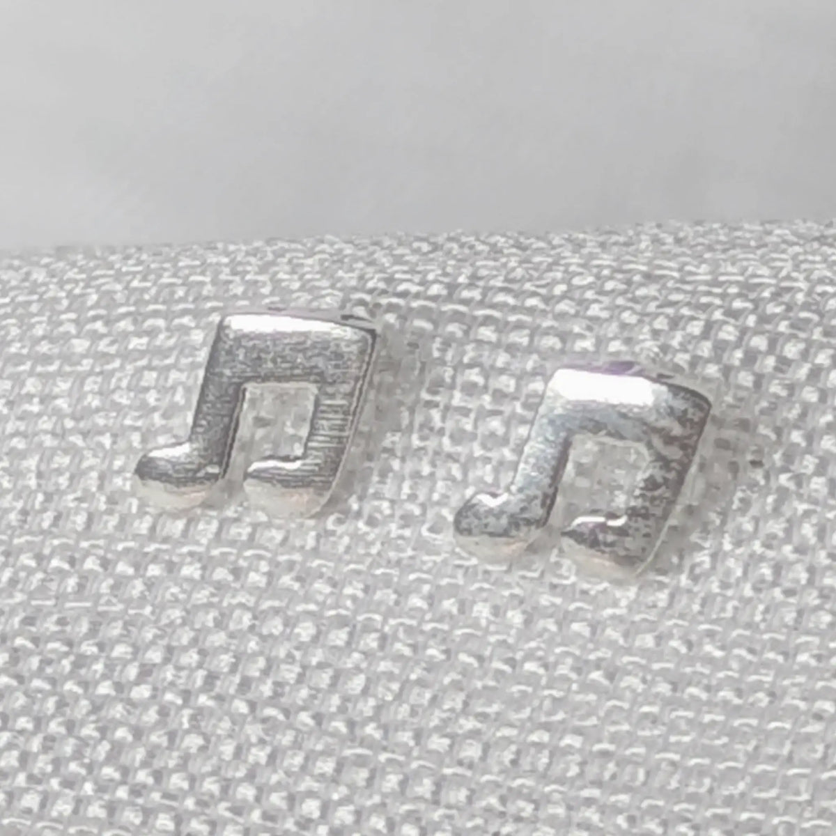 Nahaufnahme Musiknoten Ohrstecker 925 Silber mit glänzender, glatter Oberfläche