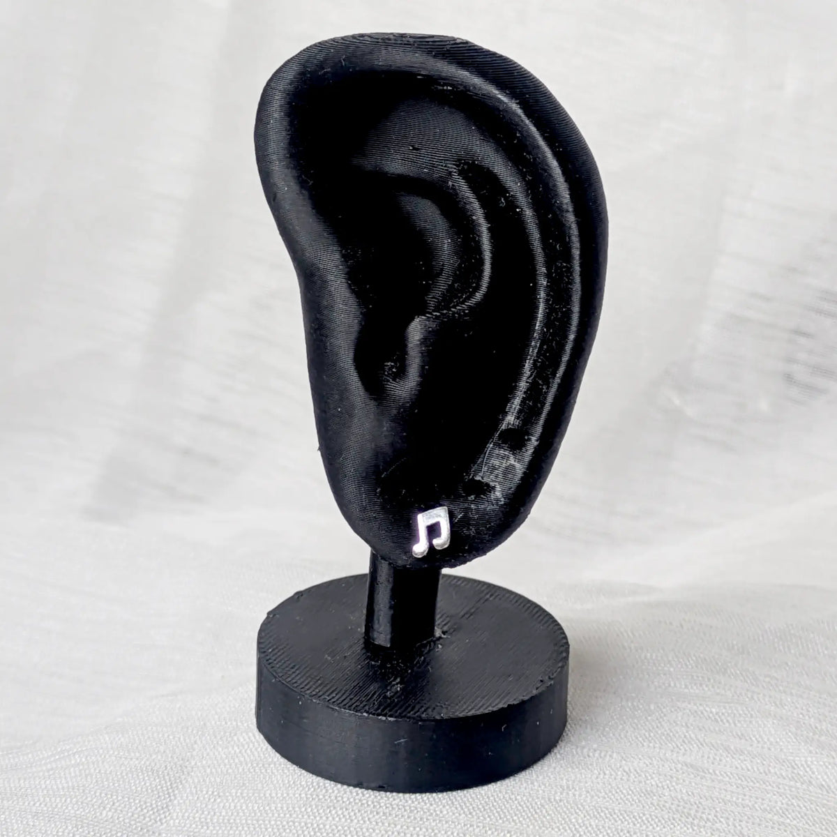 Kleiner Musiknoten Ohrstecker 925 Silber am schwarzen Ohr-Display getragen