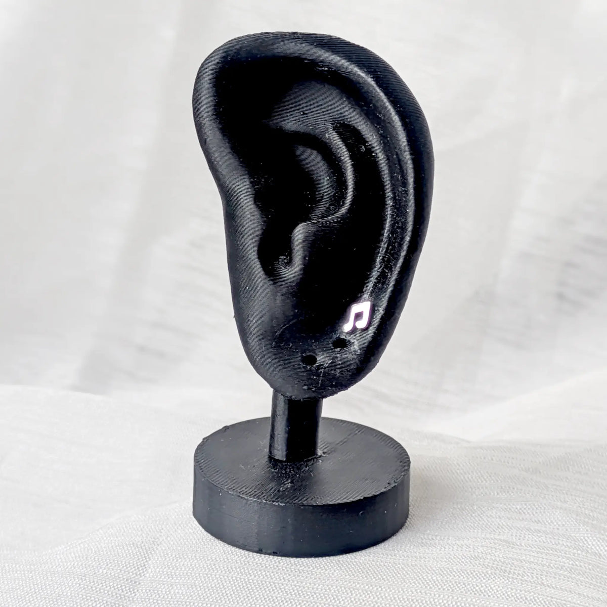 Kleiner Musiknoten Ohrstecker 925 Silber am schwarzen Ohr-Display getragen