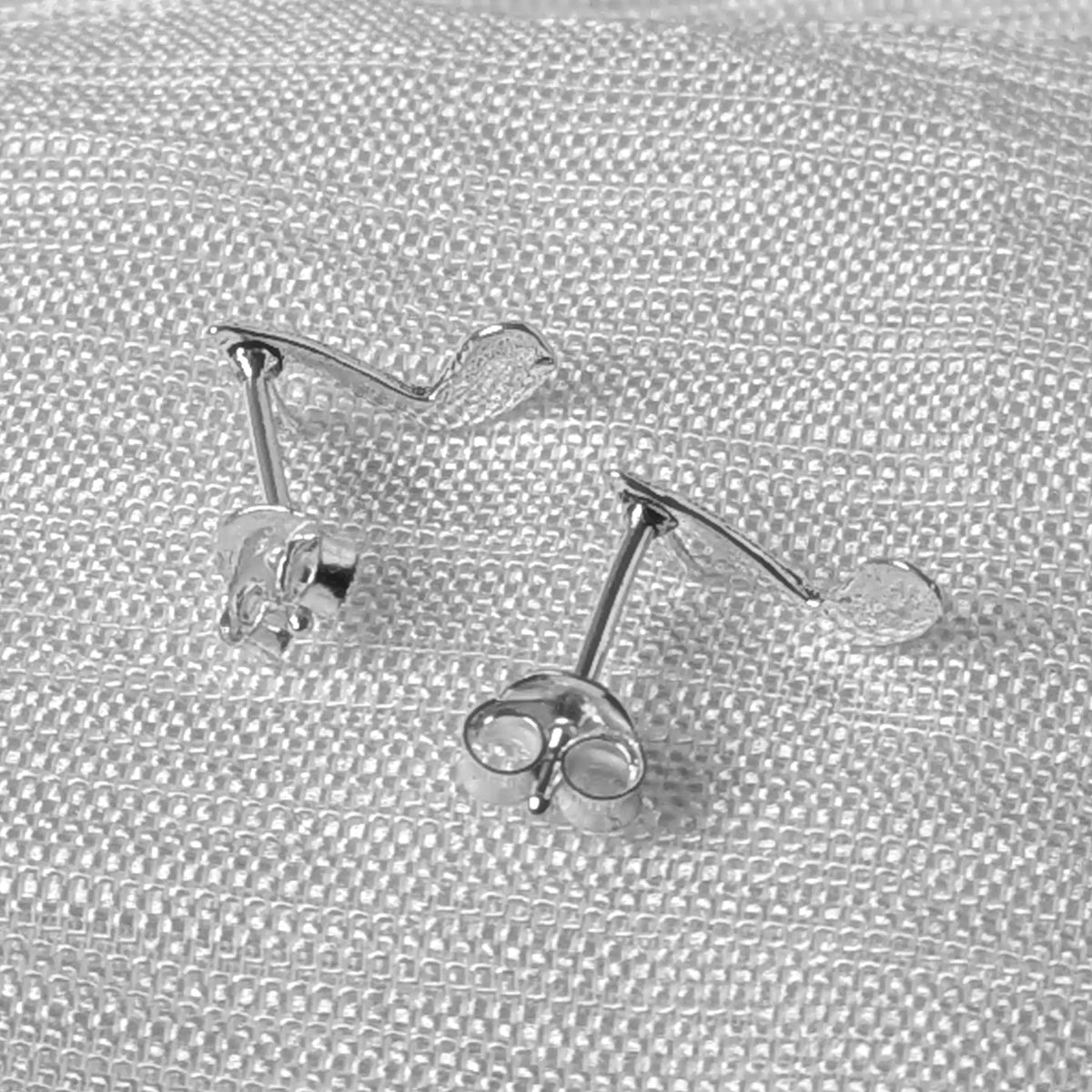 Rückansicht der kleinen Noten-Ohrstecker aus Silber mit robustem Butterfly-Verschluss.