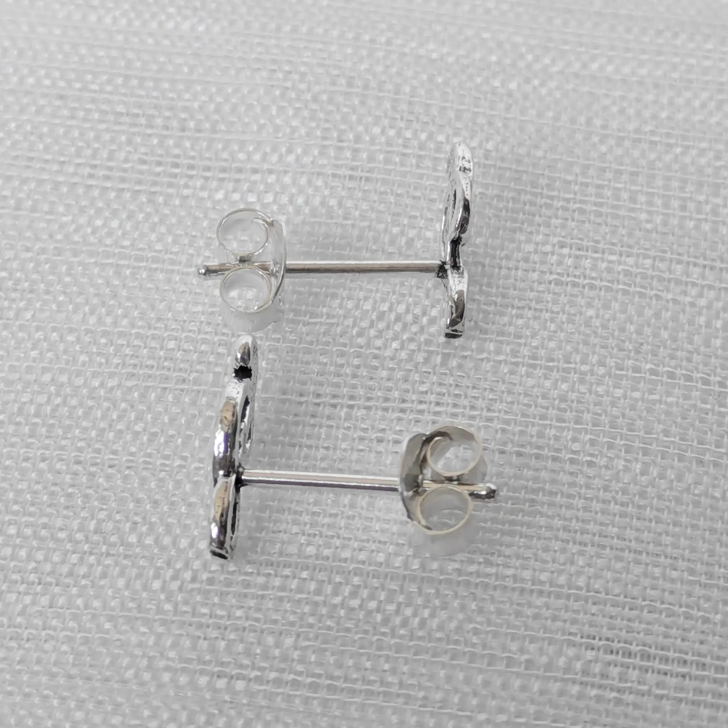 Seitenansicht der Notenschlüssel Stecker zur Veranschaulichung der feinen Verarbeitung und der Stifte