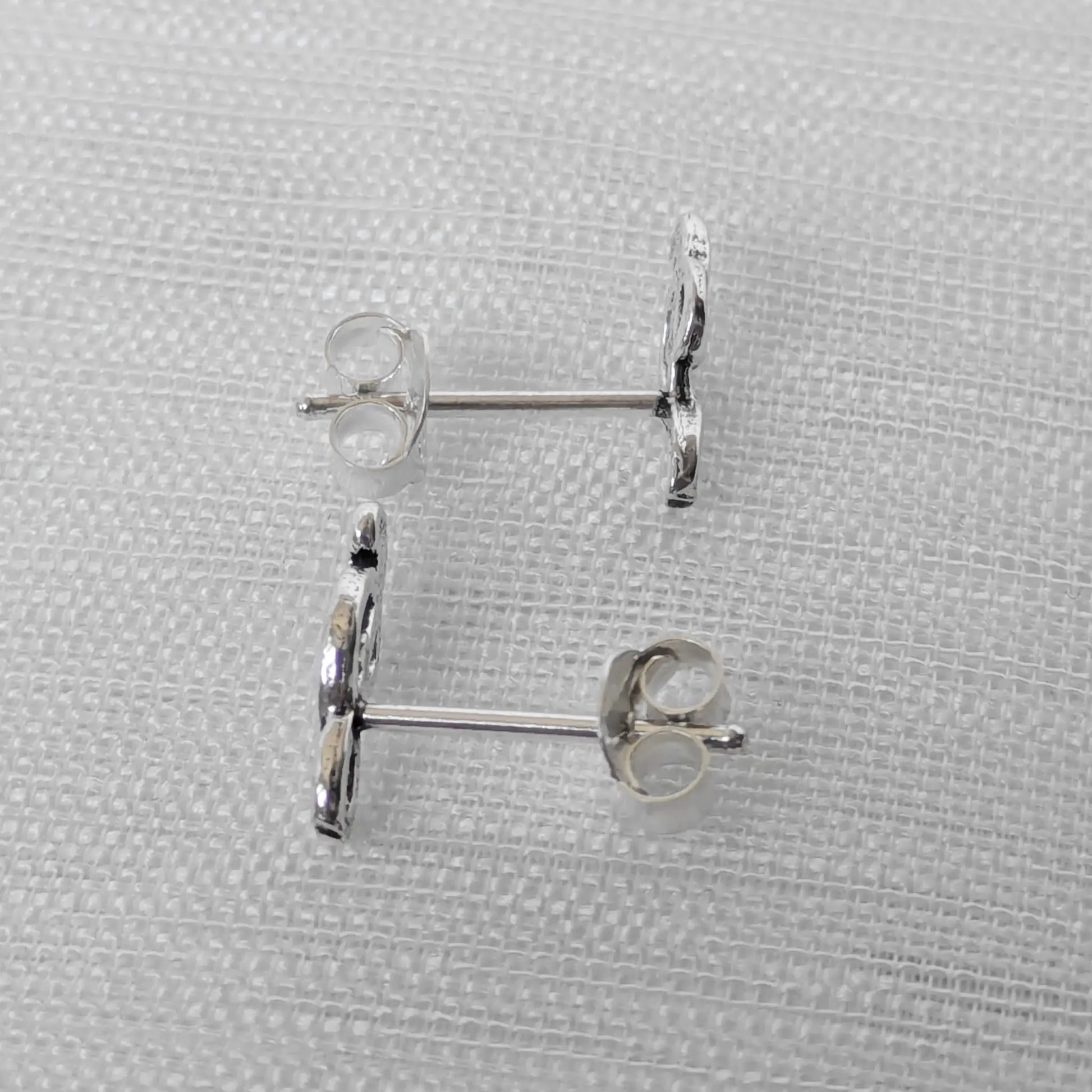 Seitenansicht der Notenschlüssel Stecker zur Veranschaulichung der feinen Verarbeitung und der Stifte