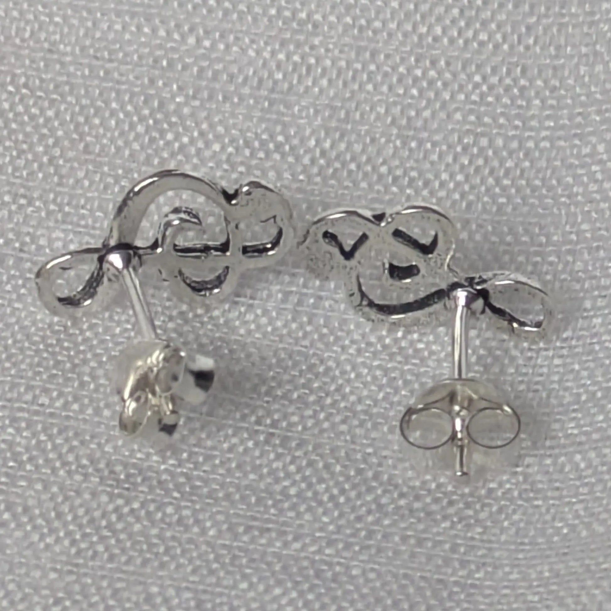 Rückseite der Musik-Ohrringe aus Silber mit Verschluss-Stecker.
