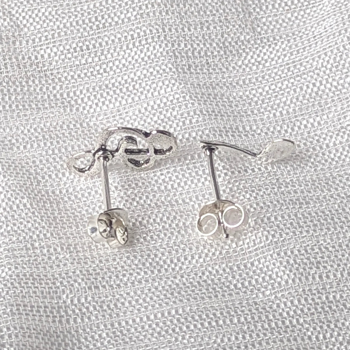 Rückansicht der Silberohrstecker mit robustem Butterfly-Verschluss aus 925er Silber für optimalen Tragekomfort.