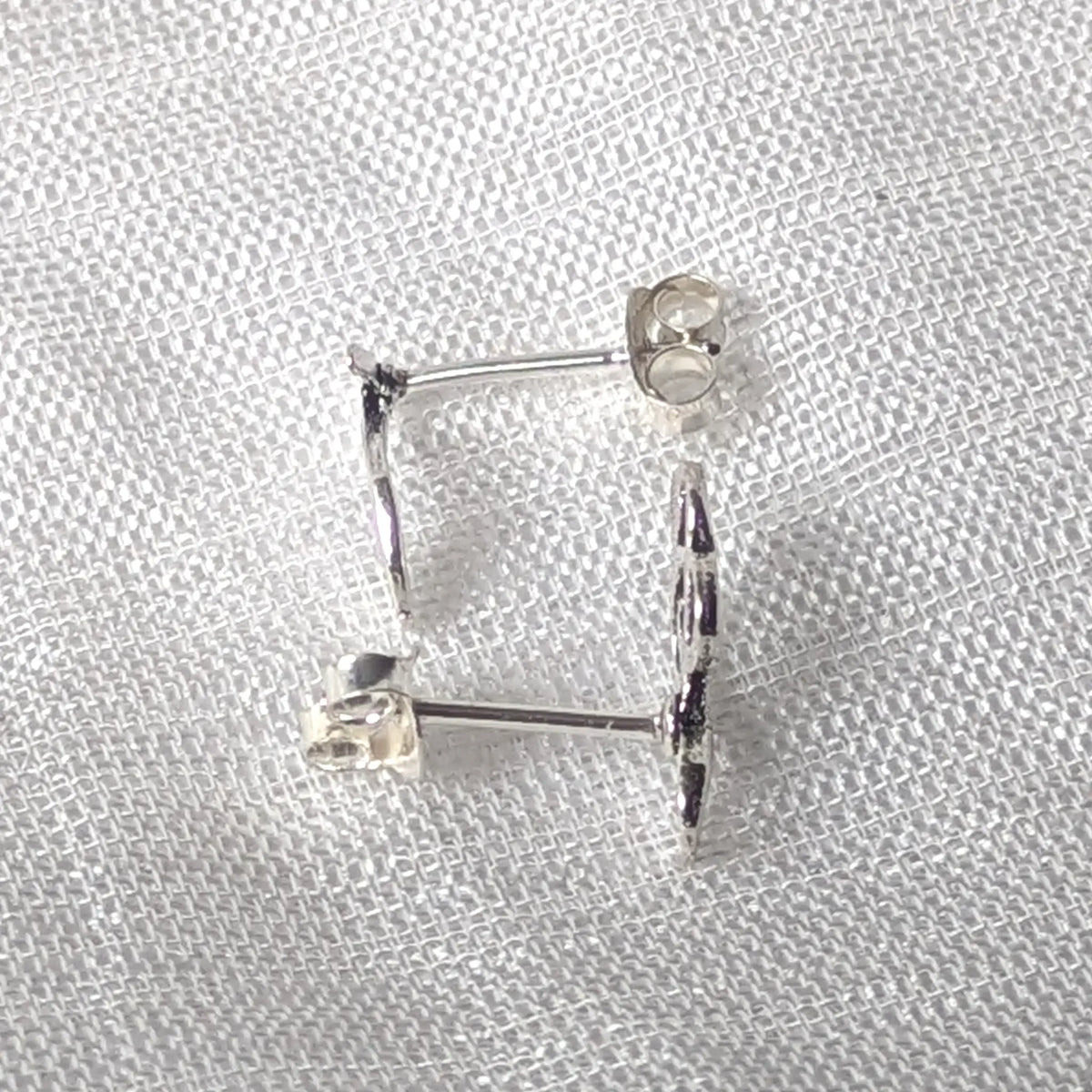 Seitenansicht der filigranen Musiknoten-Ohrstecker aus Silber mit sichtbarem Steckerstift für sicheren Halt.