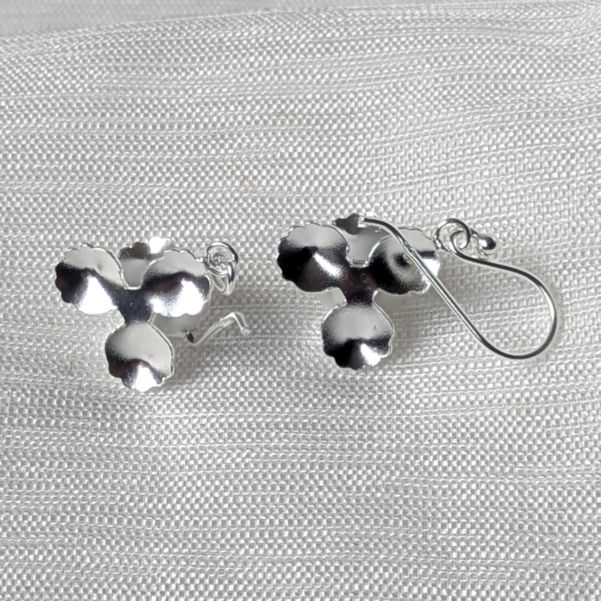 Rückseite der handgearbeiteten 3D-Blüten Ohrhänger aus 925 Sterling Silber.