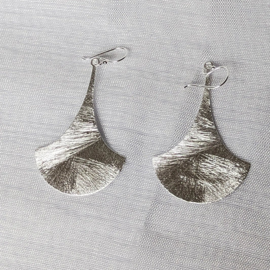 Detailansicht der gebürsteten Oberflächenstruktur der fächerförmigen Silber-Ohrhänger.
