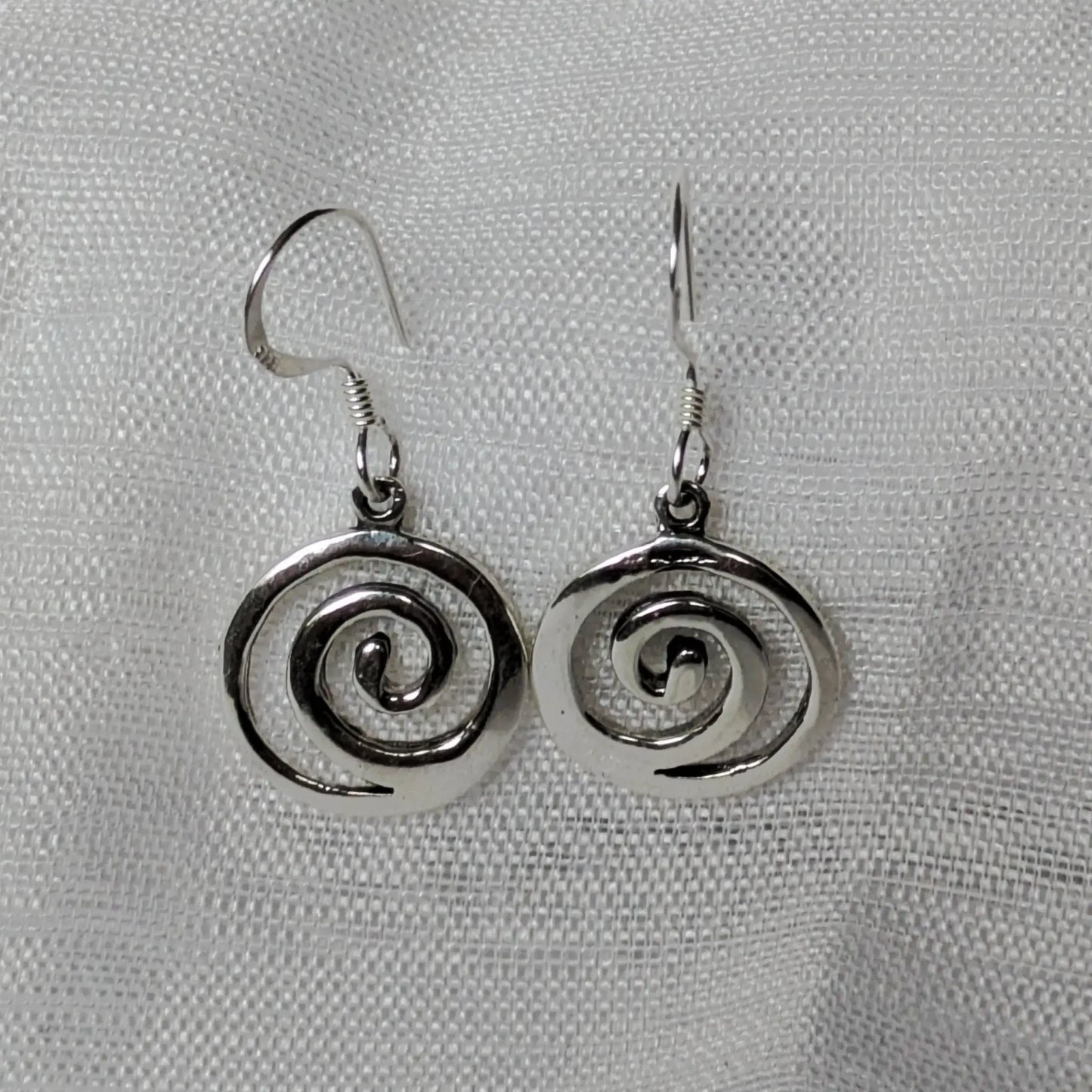 Detailansicht der glänzenden Spiralform der 925 Silber Ohrhänger.