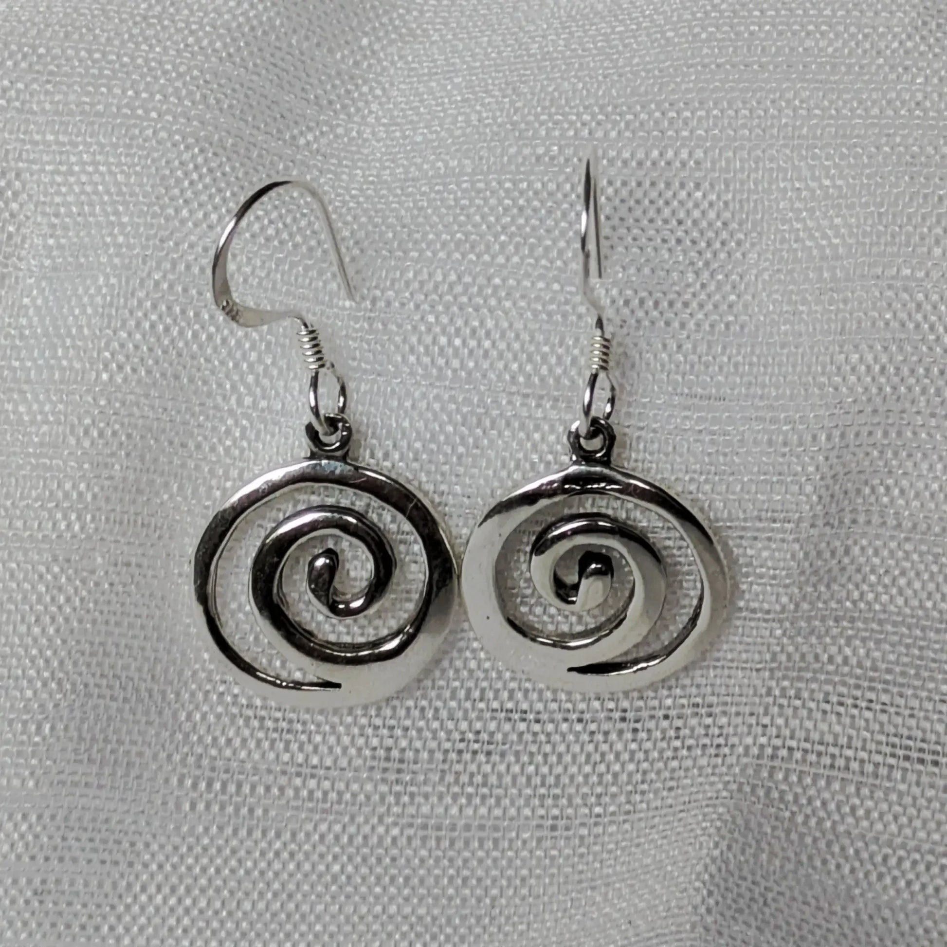 Detailansicht der glänzenden Spiralform der 925 Silber Ohrhänger.