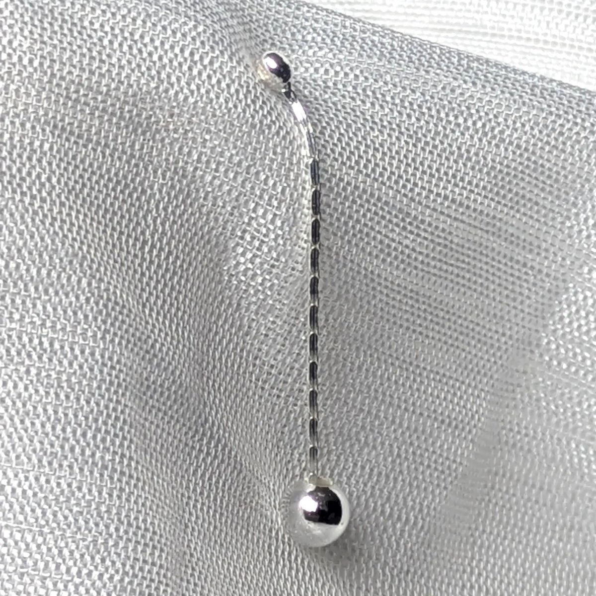 Seitenansicht filigraner Kettenohrstecker aus 925 Sterling Silber mit Kugelabschluss